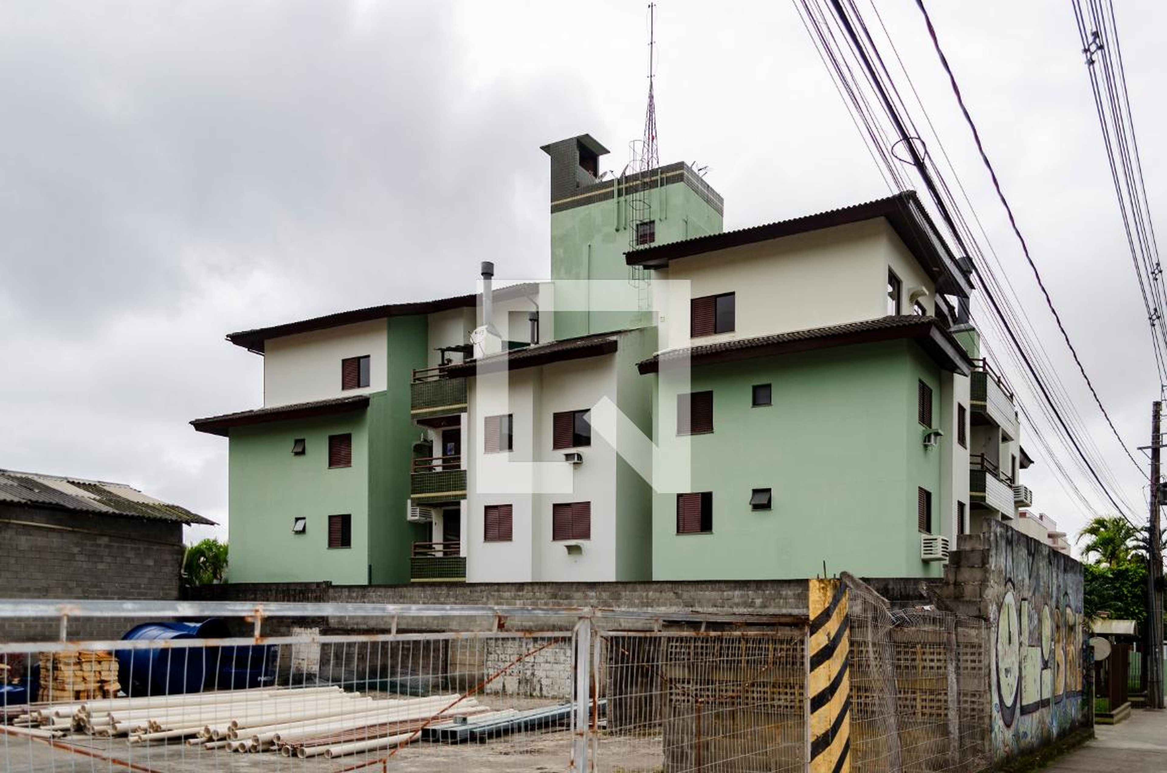 Fachada Condomínio em Rua Manoel Severino de Oliveira, 345