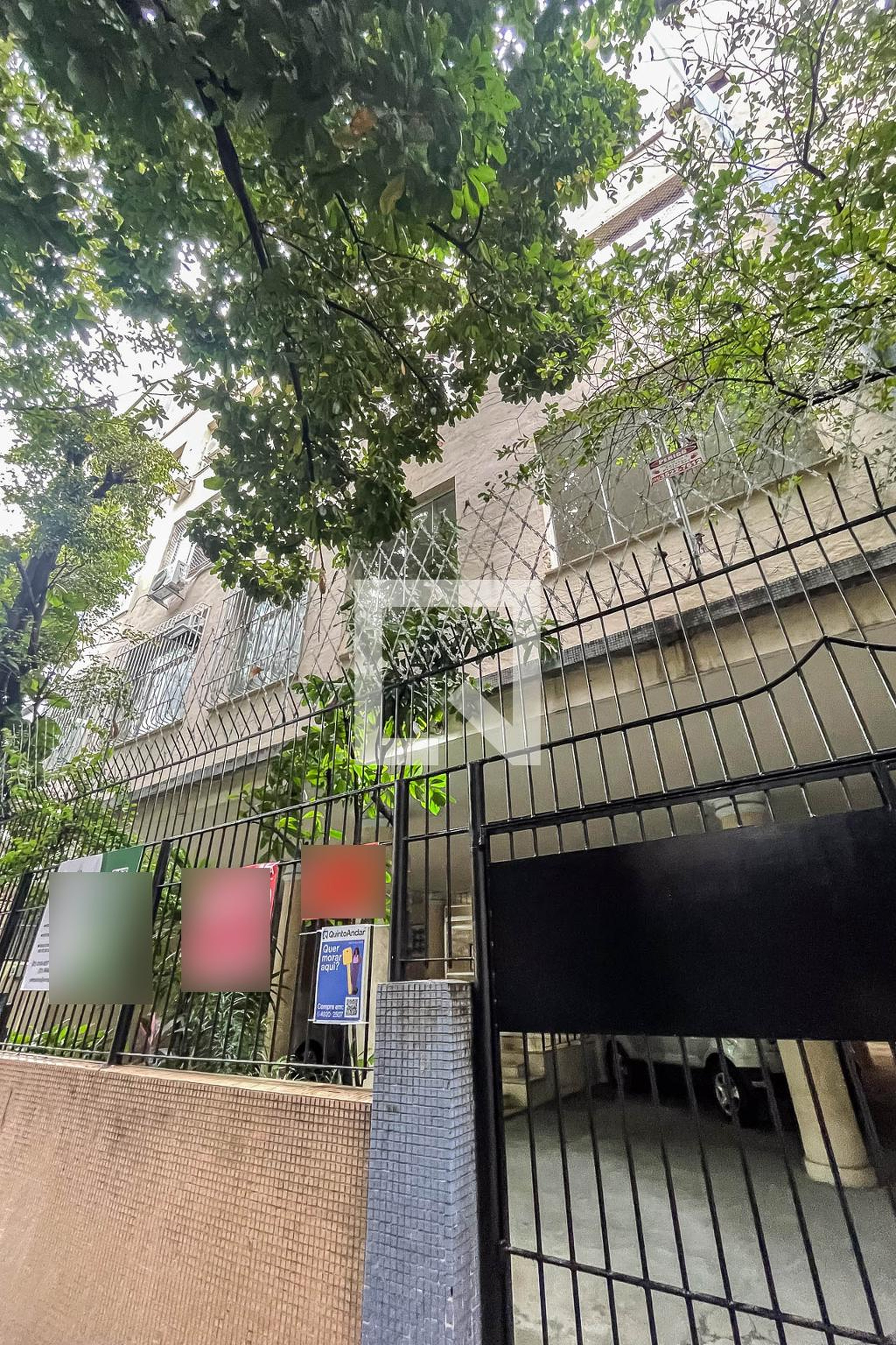 Fachada Condomínio em Rua Artur Menezes, 21