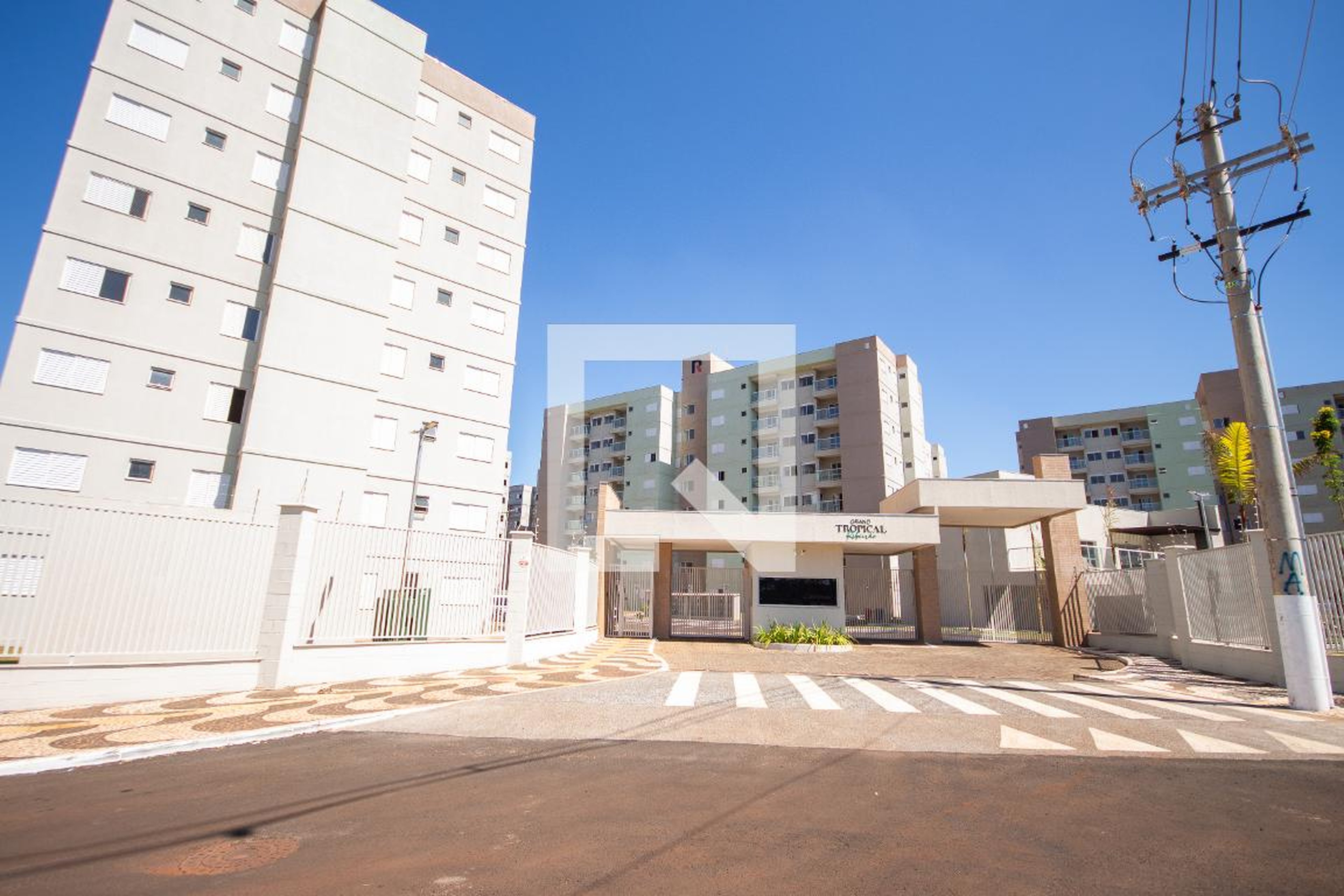 Fachada do condomínio Condomínio Grand Tropical Ribeirão