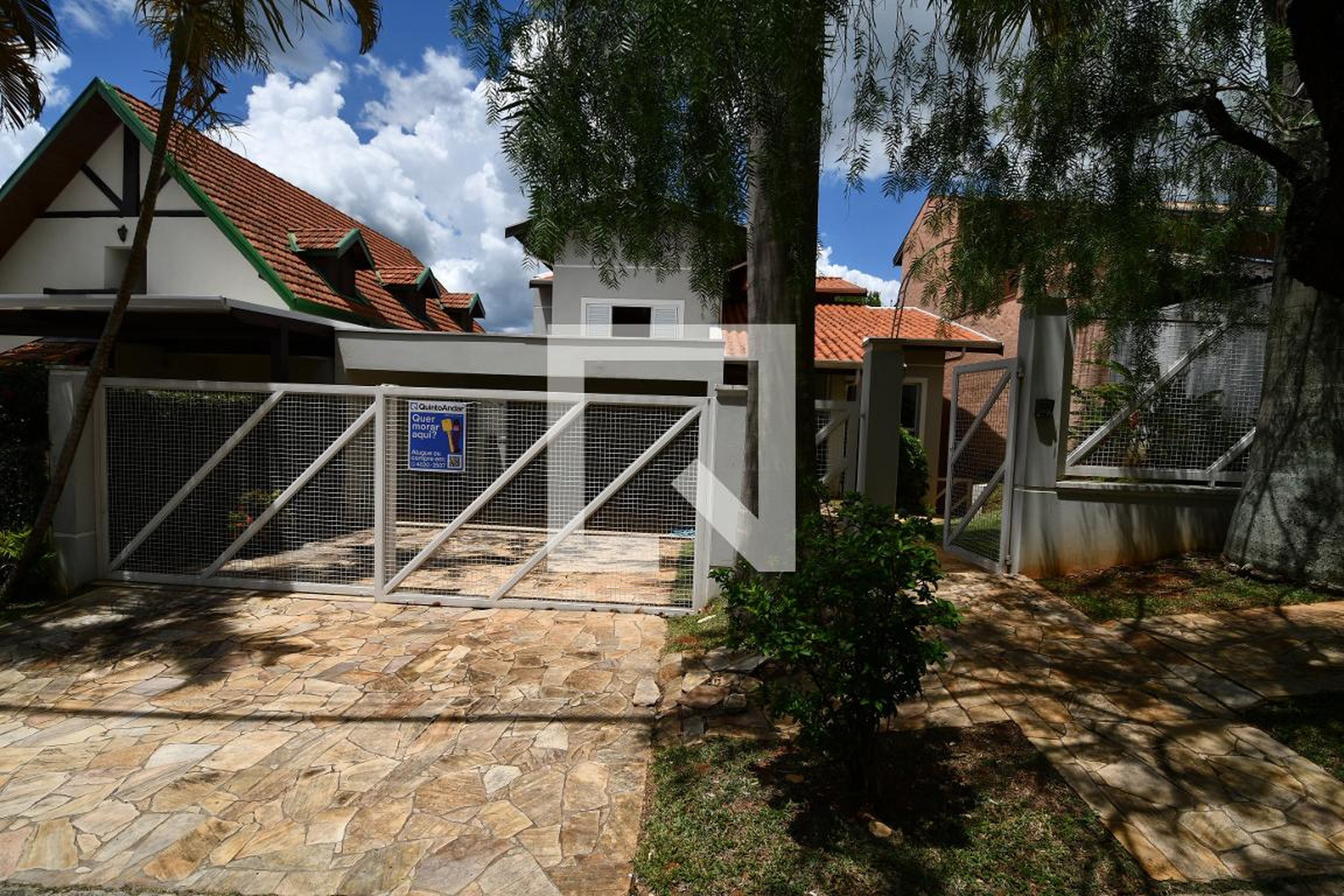 Fachada Condomínio em Rua Cascatinha, 61