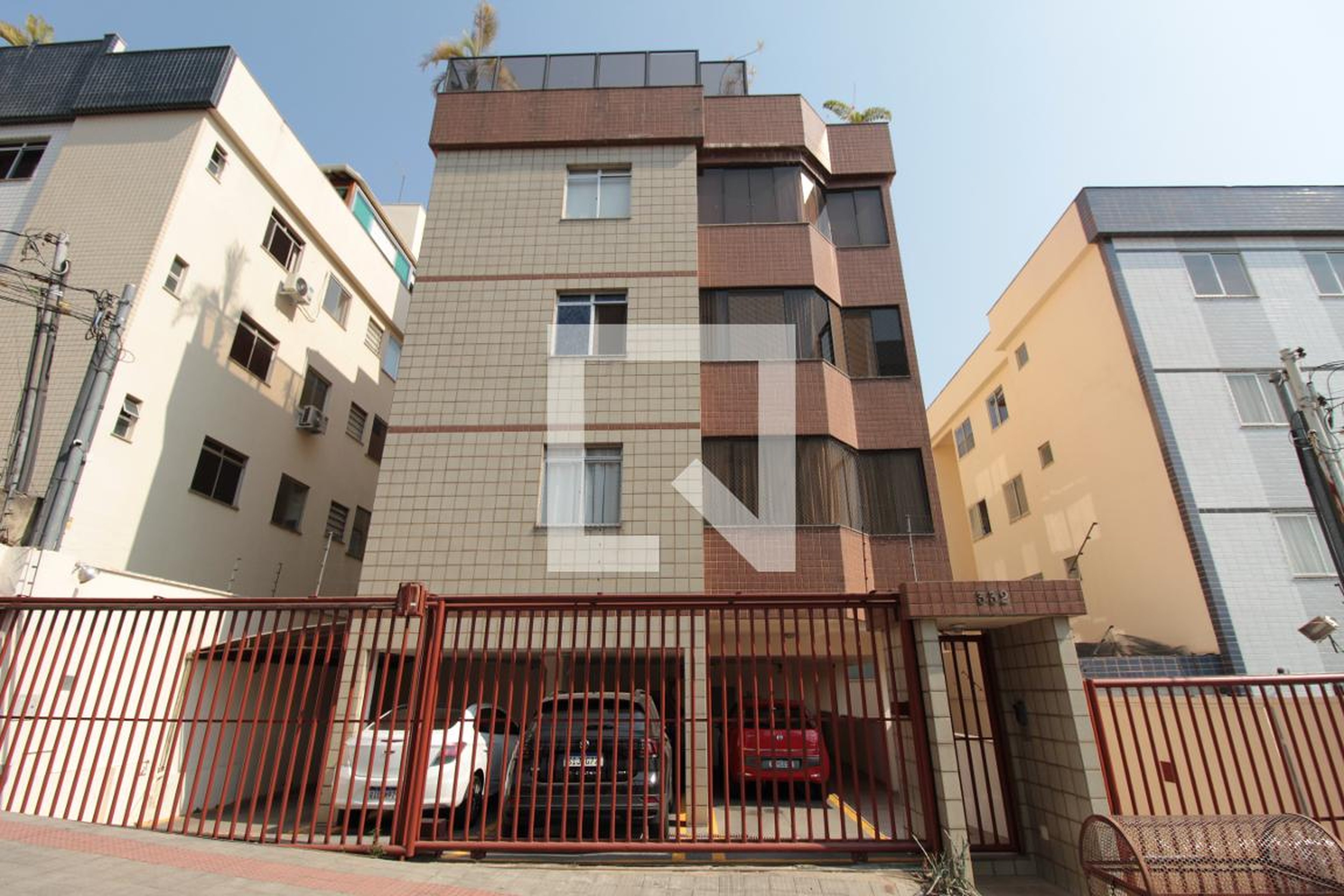 Fachada Condomínio em Rua Castelo de Guimarães, 332