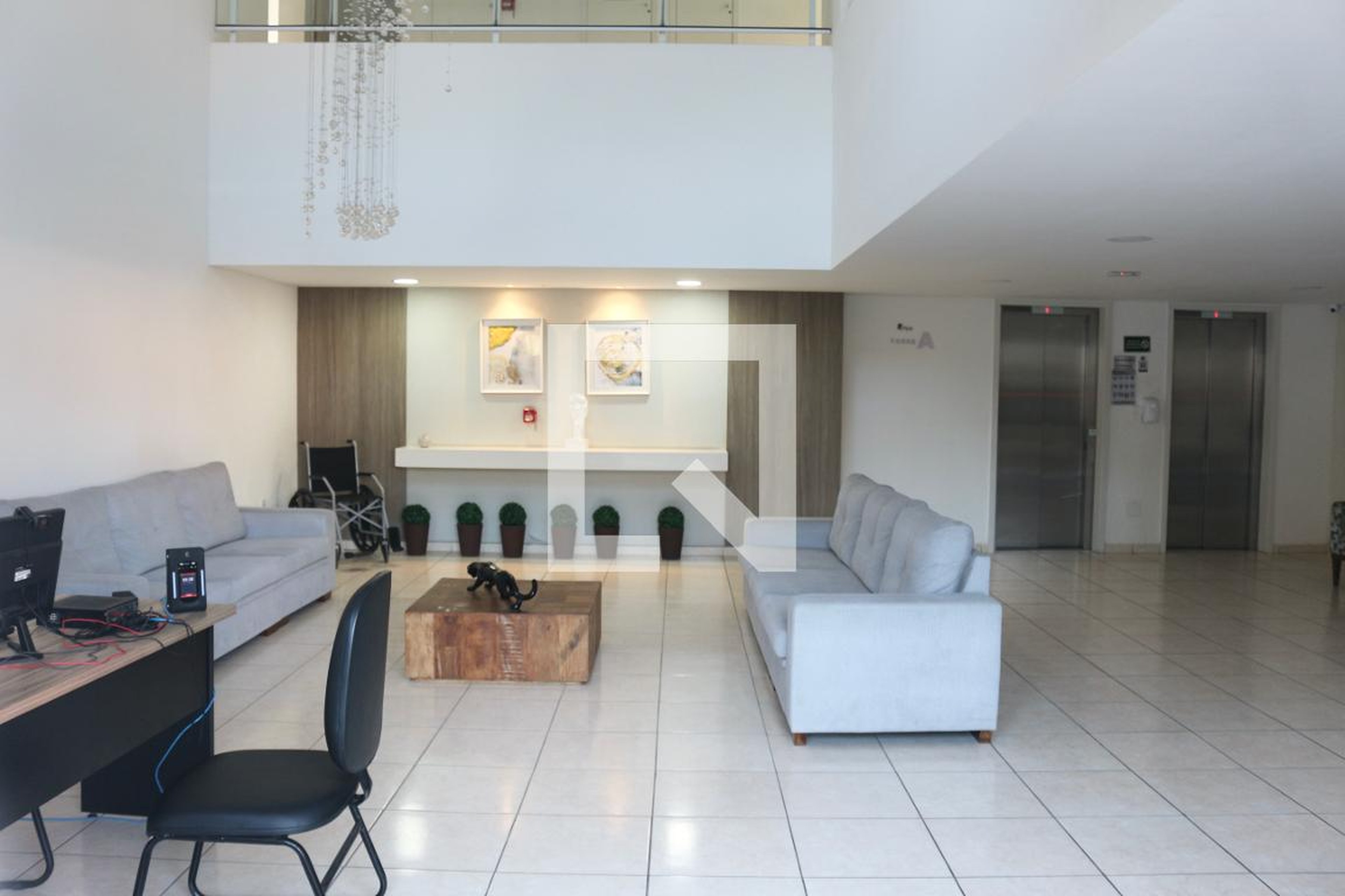 Hall de entrada Condomínio em Rua Bandeirantes, 11973114446