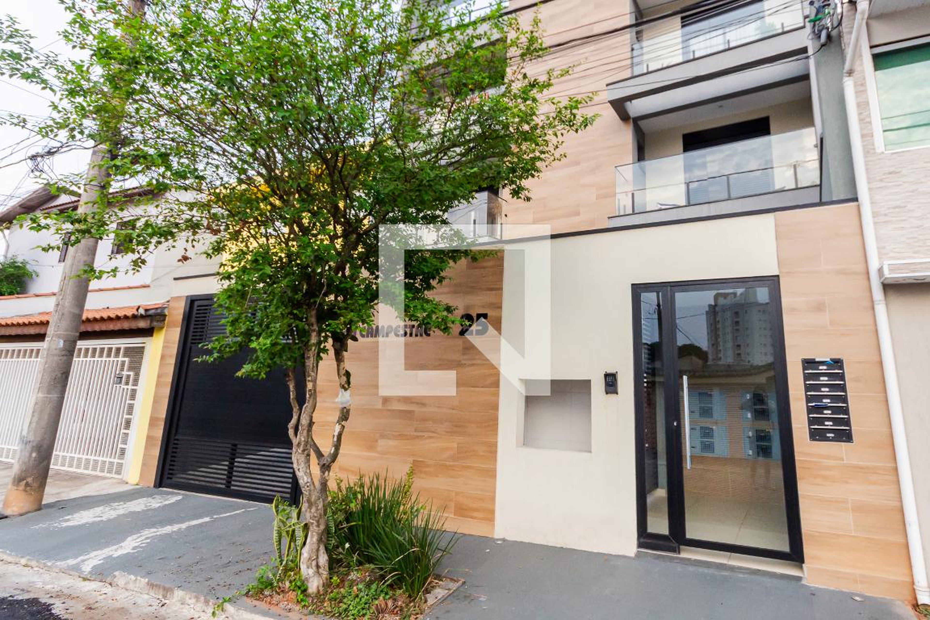 Fachada Condomínio em Rua Fernando Lona, 25