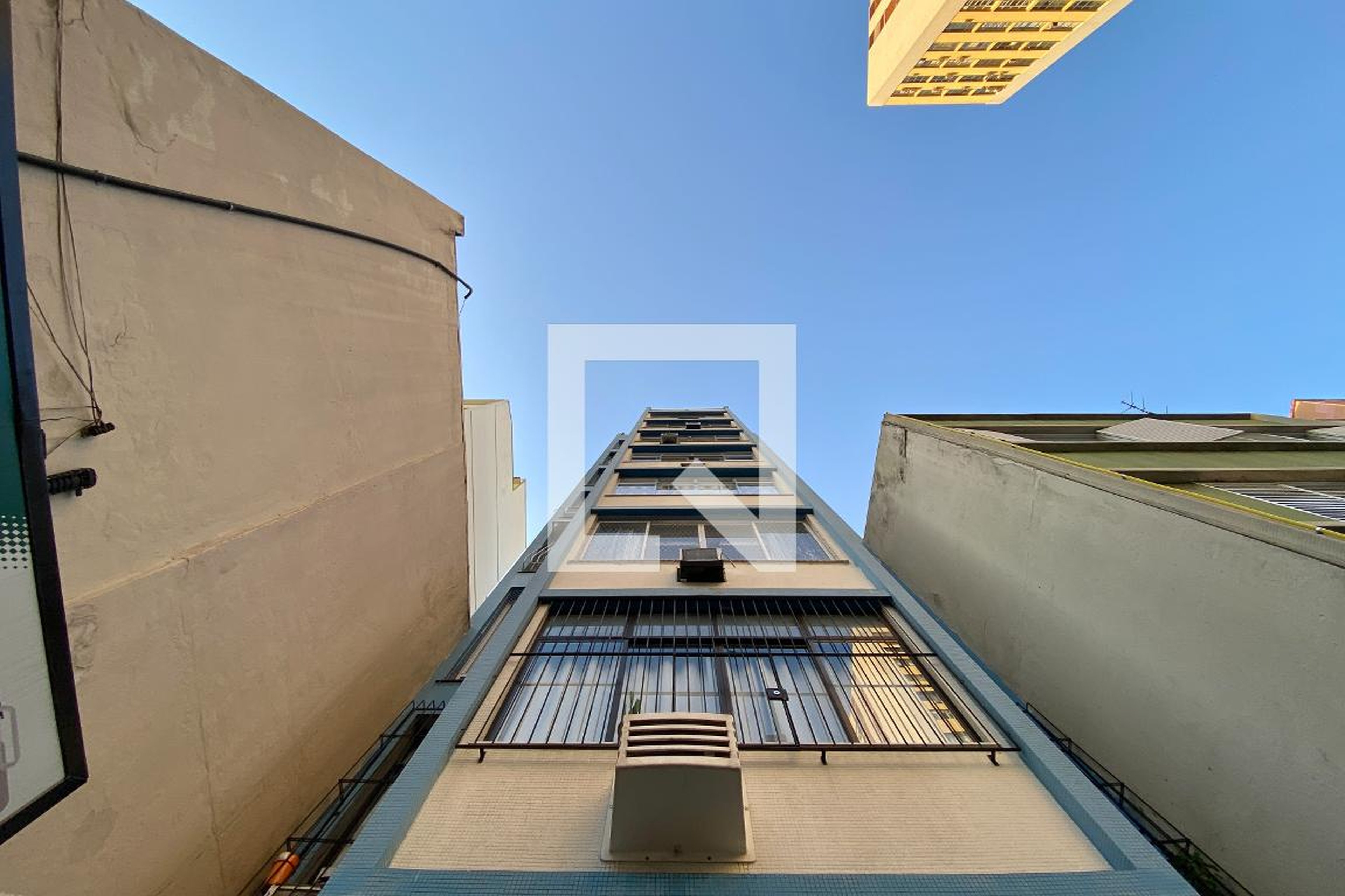 Fachada Condomínio em Rua das Laranjeiras, 58