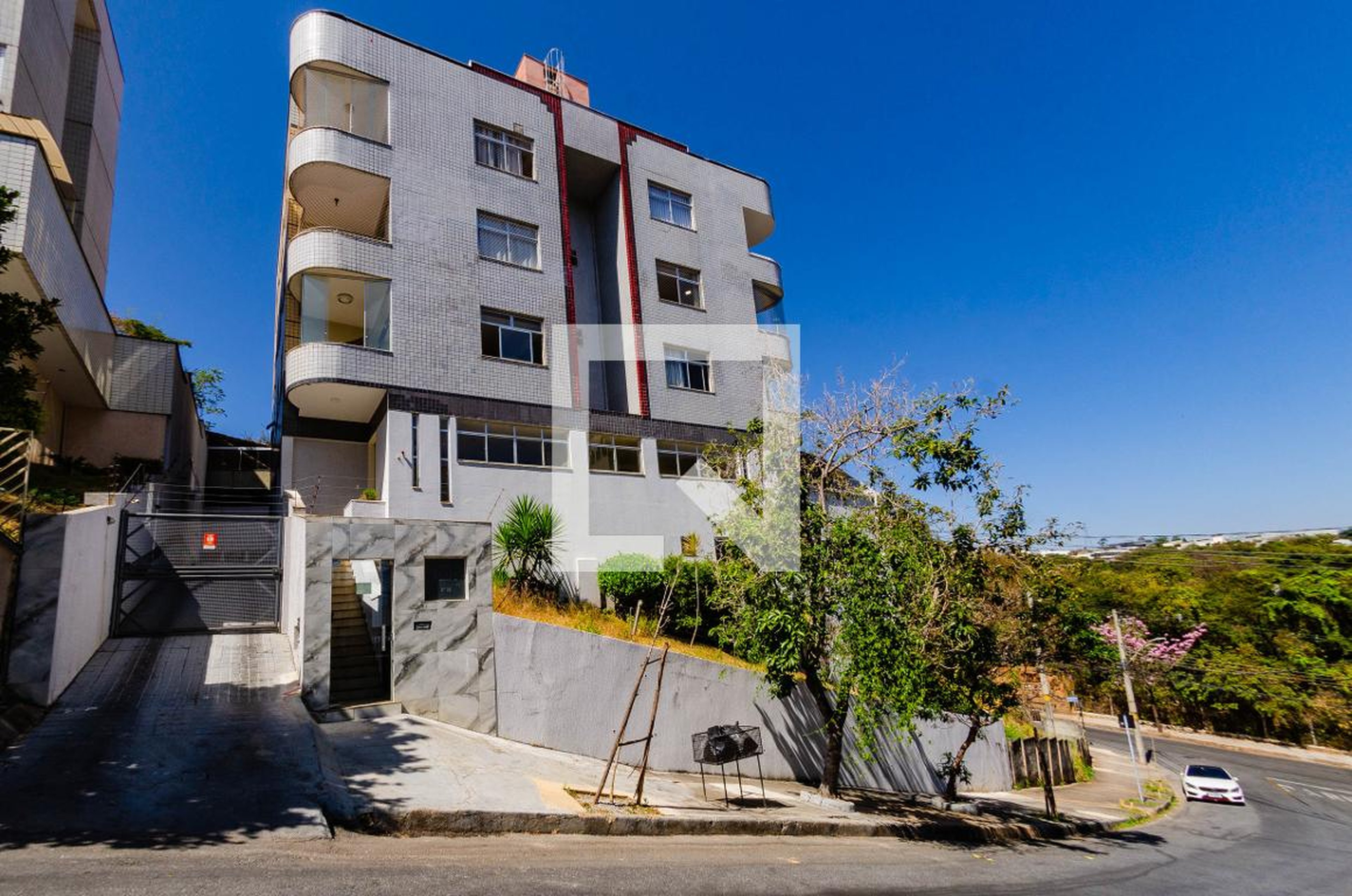 Fachada Condomínio em Rua Esmeraldo Botelho, 36