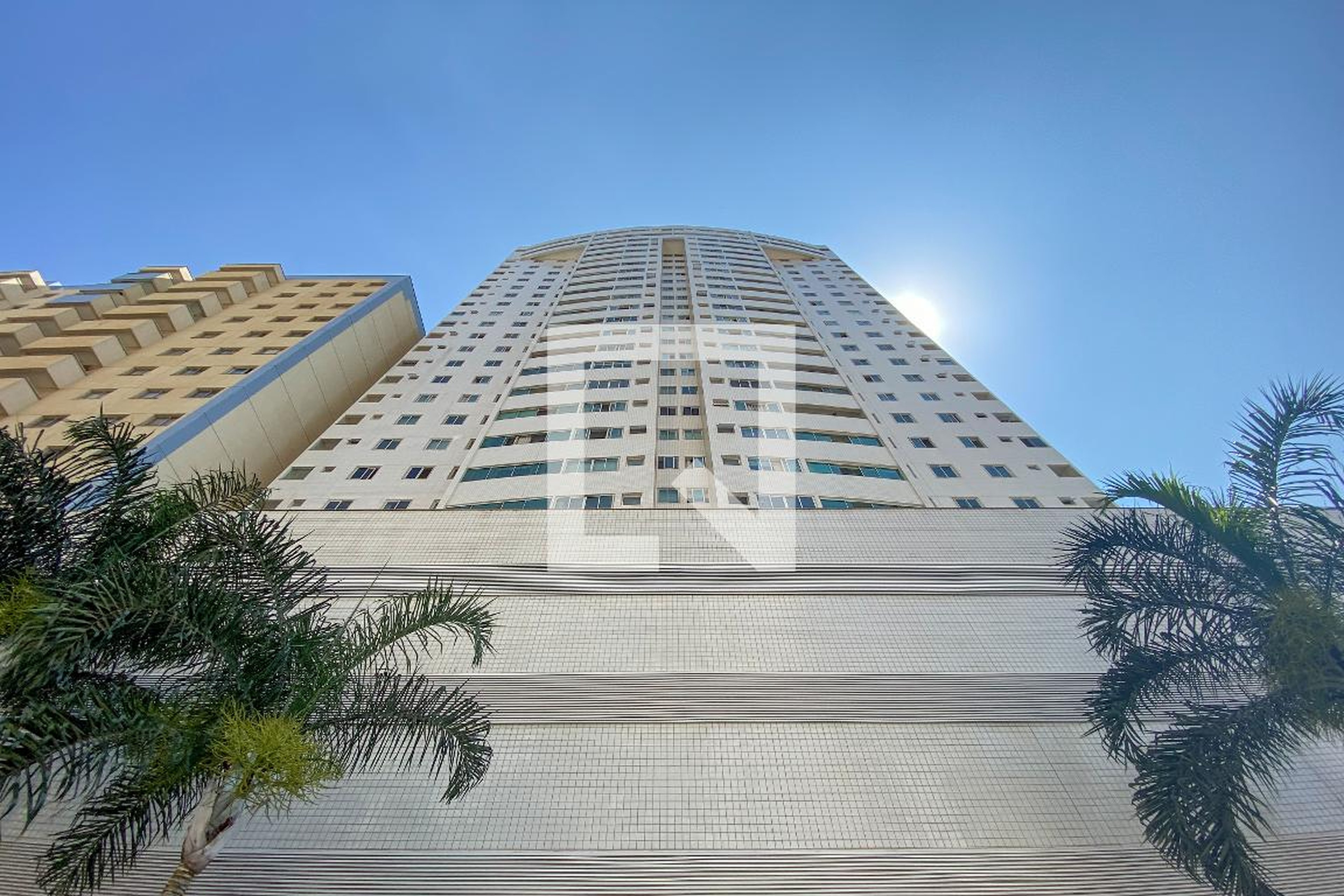 Fachada Condomínio em R. 24 Norte, 9