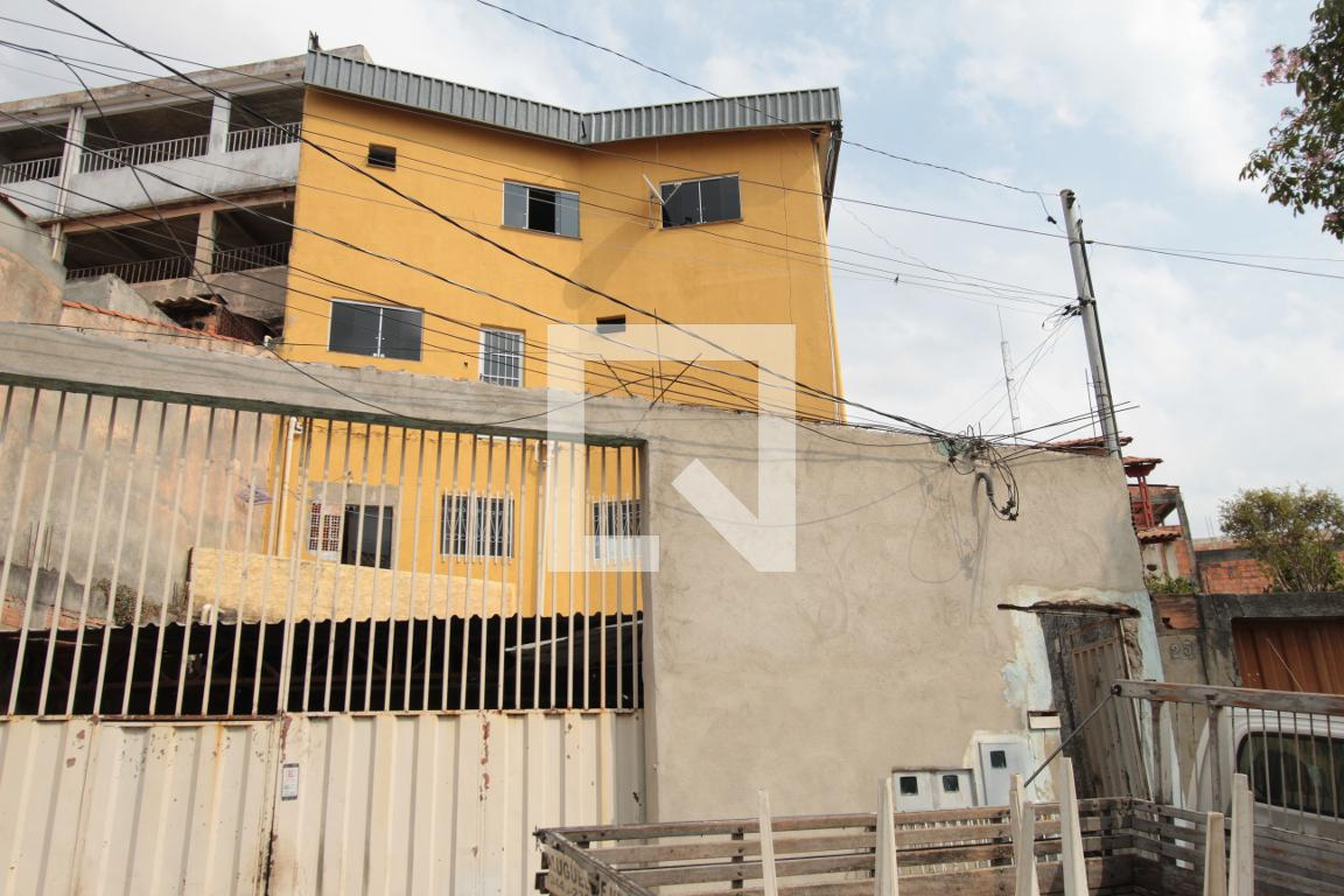 Fachada Condomínio em Rua Etelvina Rocha Santos, 7A