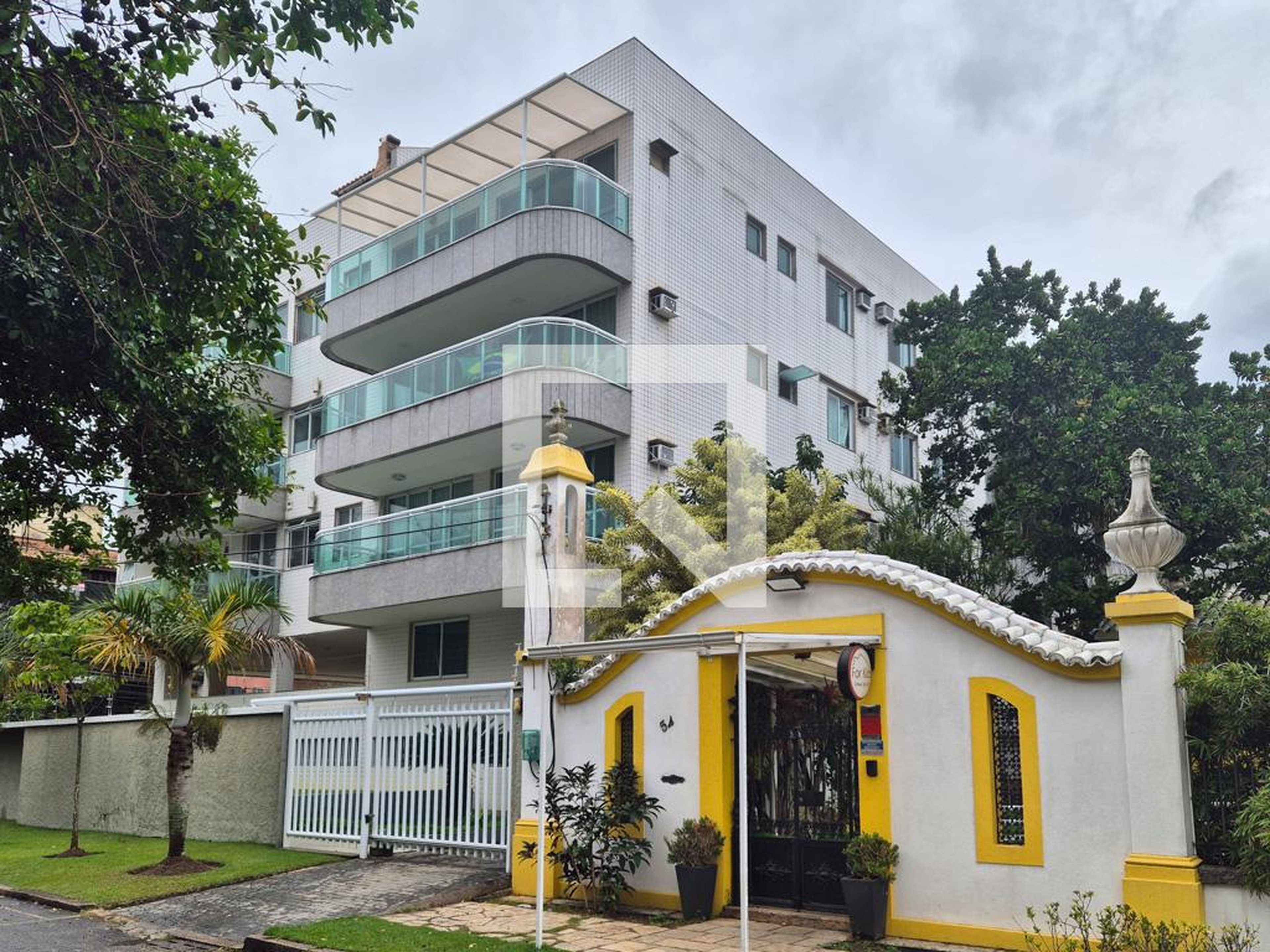 Fachada Condomínio em Rua Newton Fontoura Reis, 191