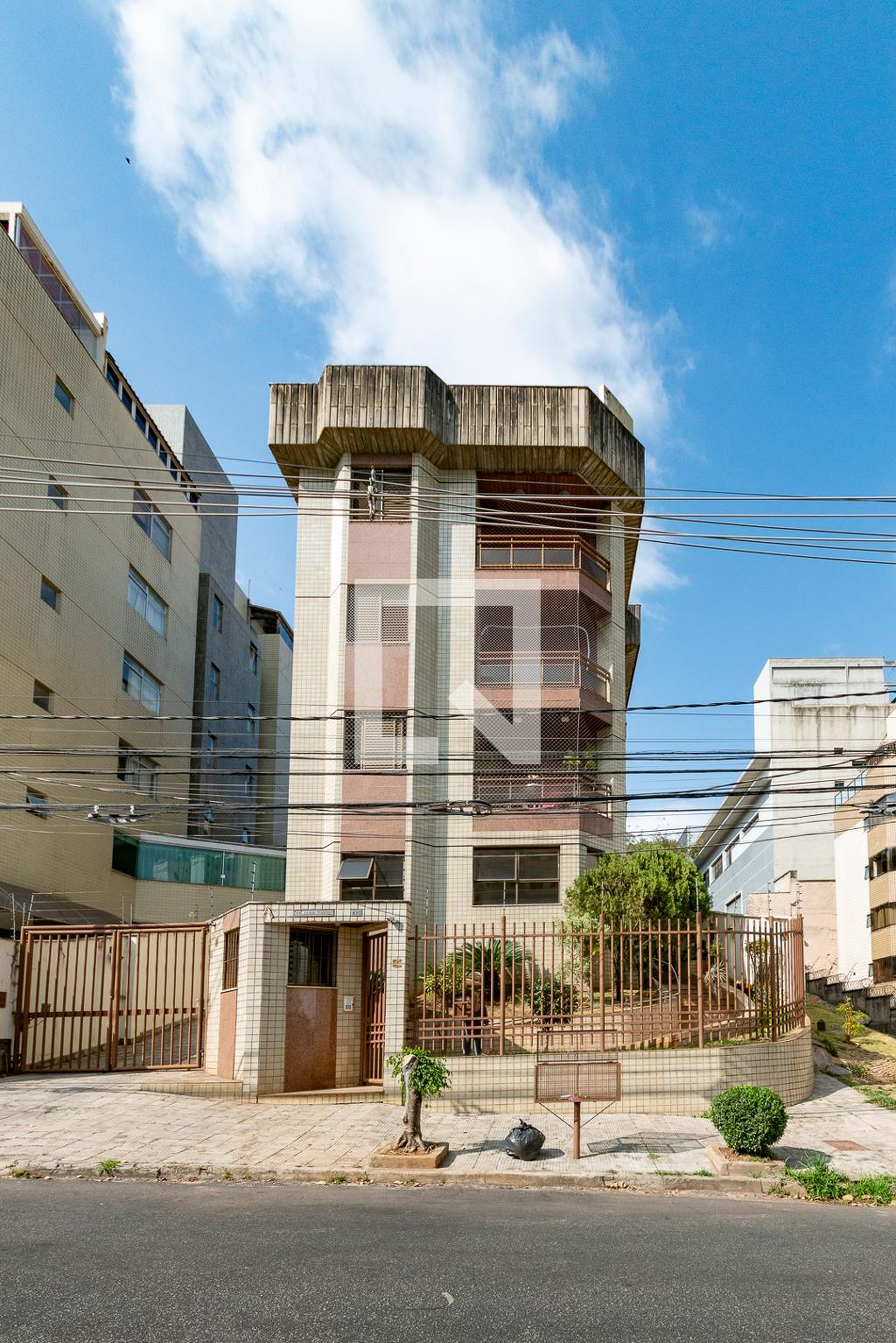 Fachada Condomínio em Rua Eli Seabra Filho, 215