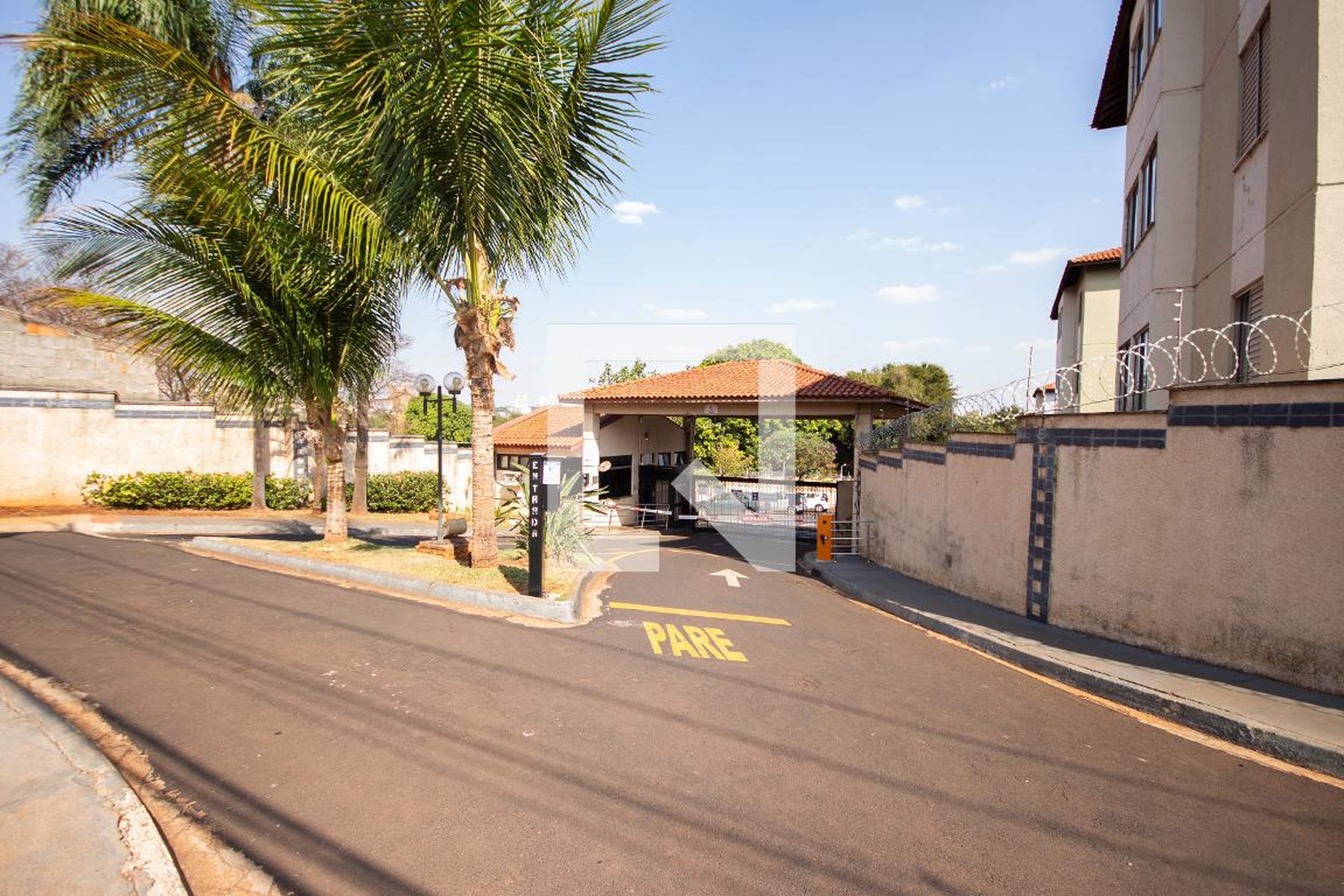 Fachada do condomínio Condomínio Aroeira