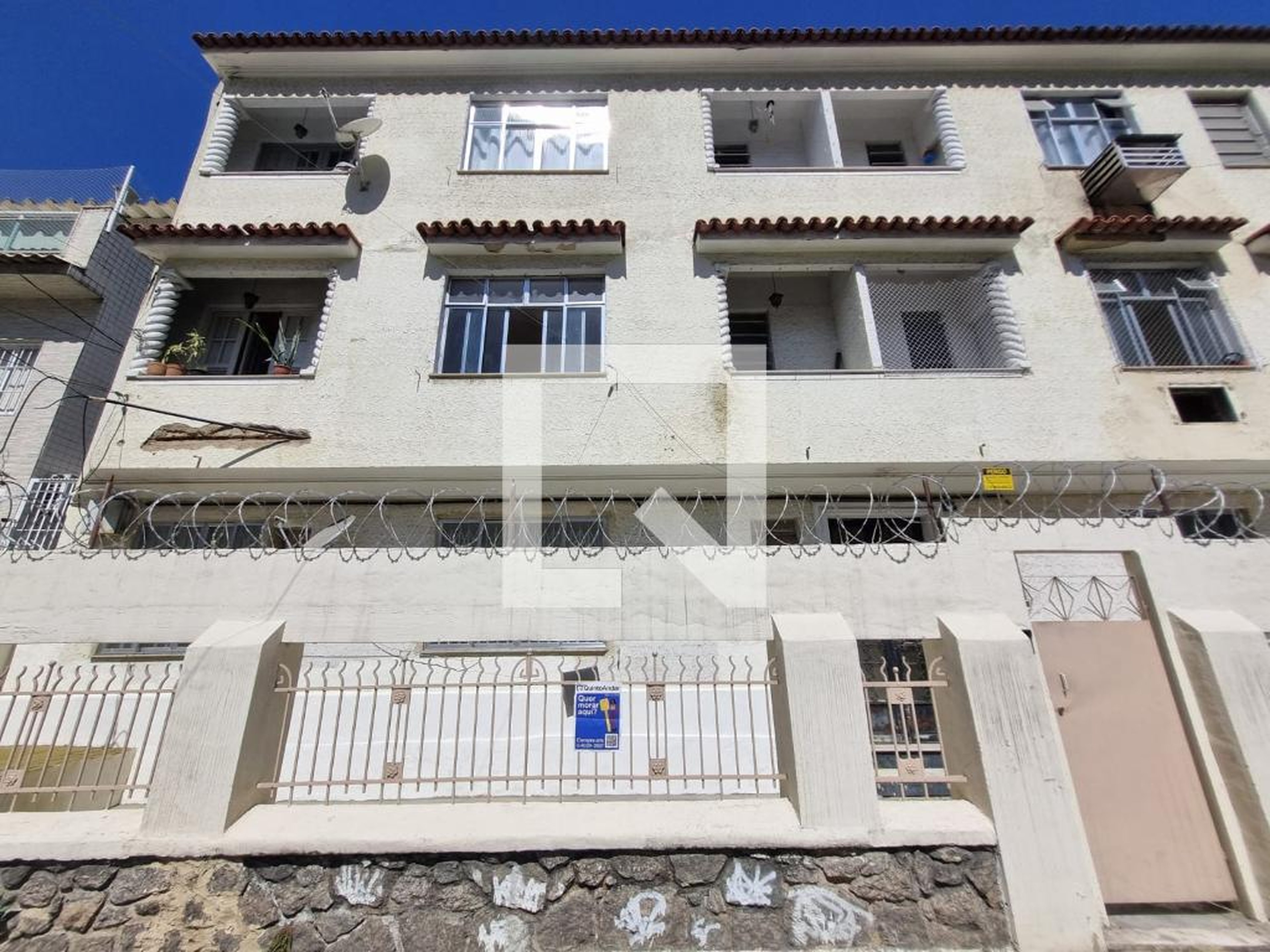 Fachada Condomínio em Rua Clemente Falcão, 99