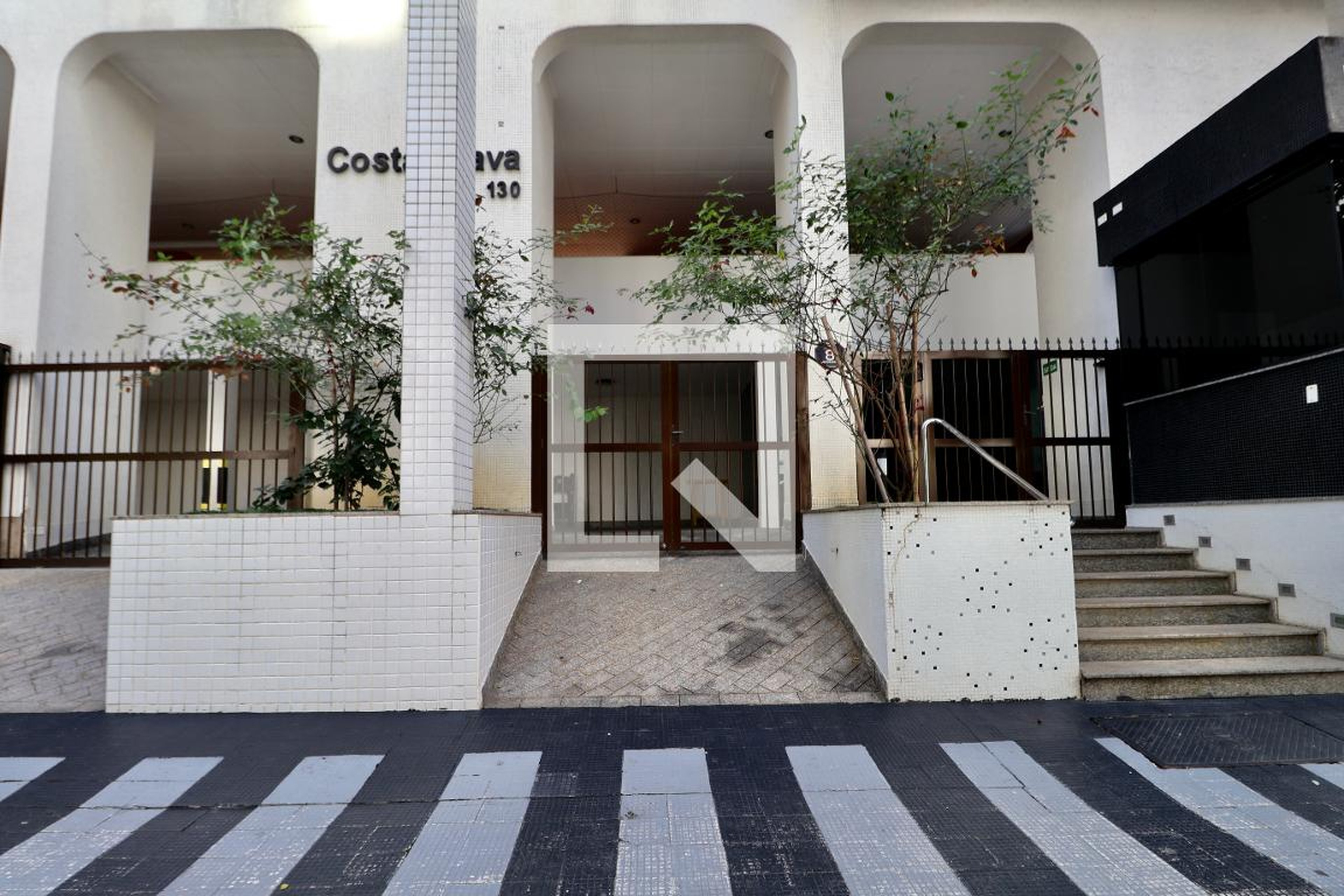 Fachada Condomínio em Rua Mario Ribeiro, 130