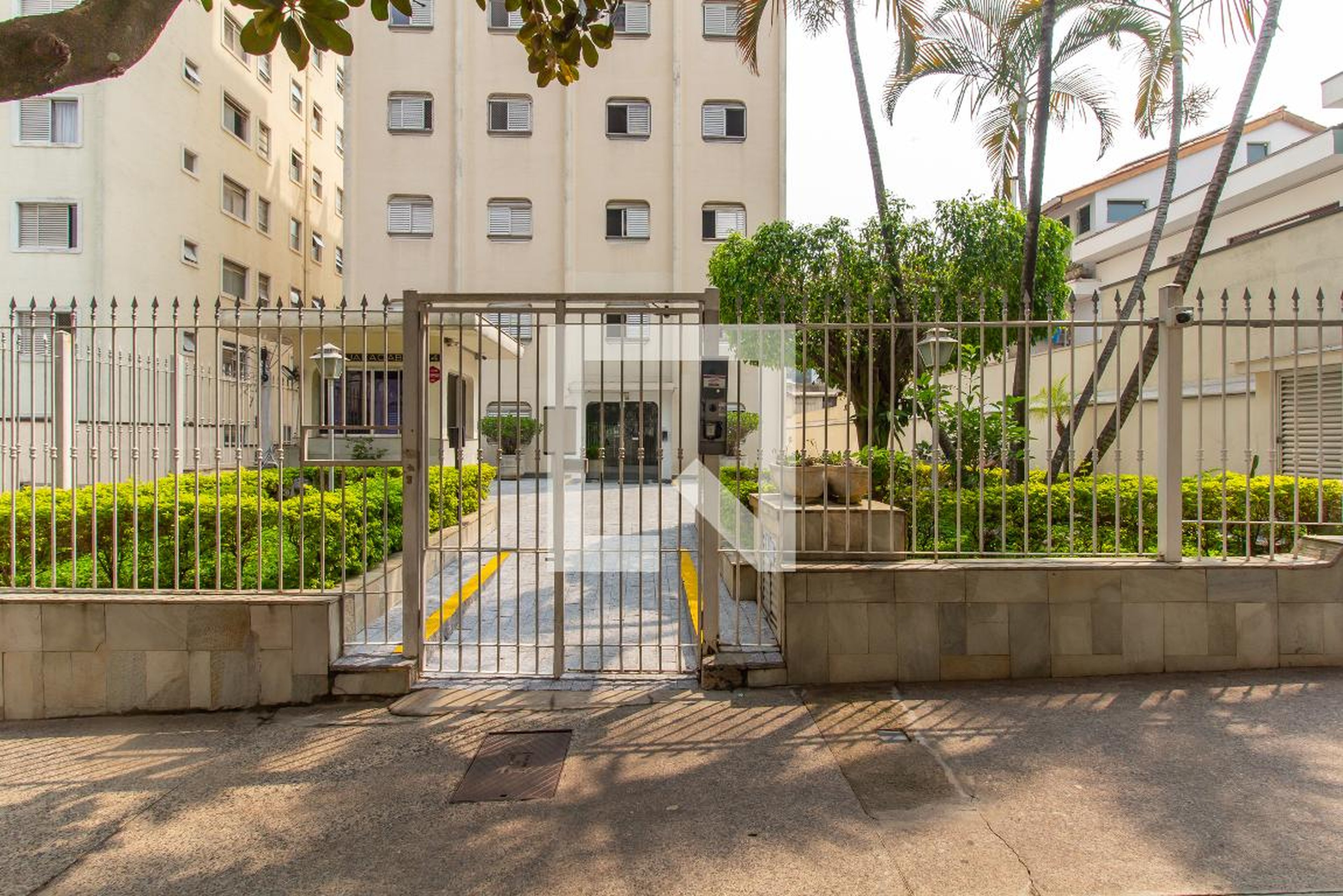 Fachada Condomínio em Rua Dardanelos, 423