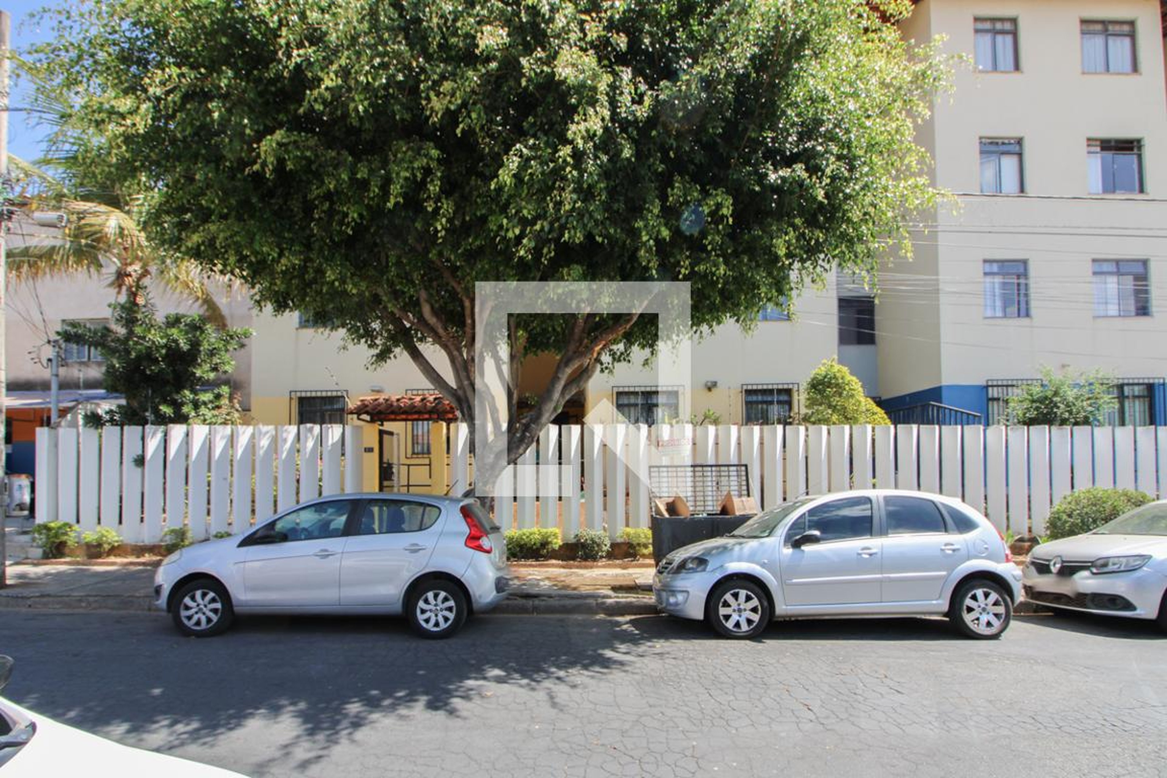 Fachada Condomínio em R. Newton Pinto de Souza, 84