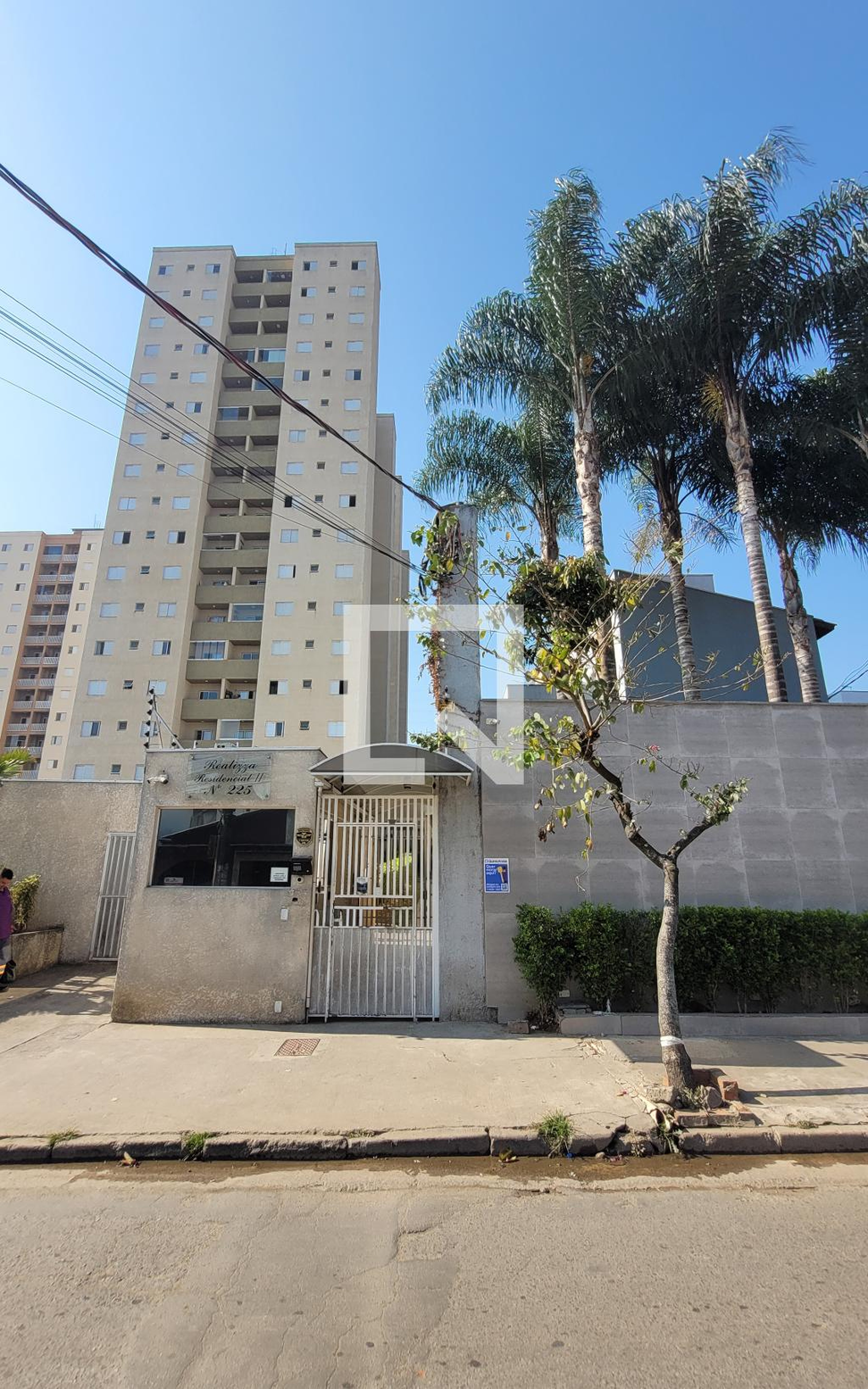 Fachada Condomínio em Rua Evangelista de Souza, 460