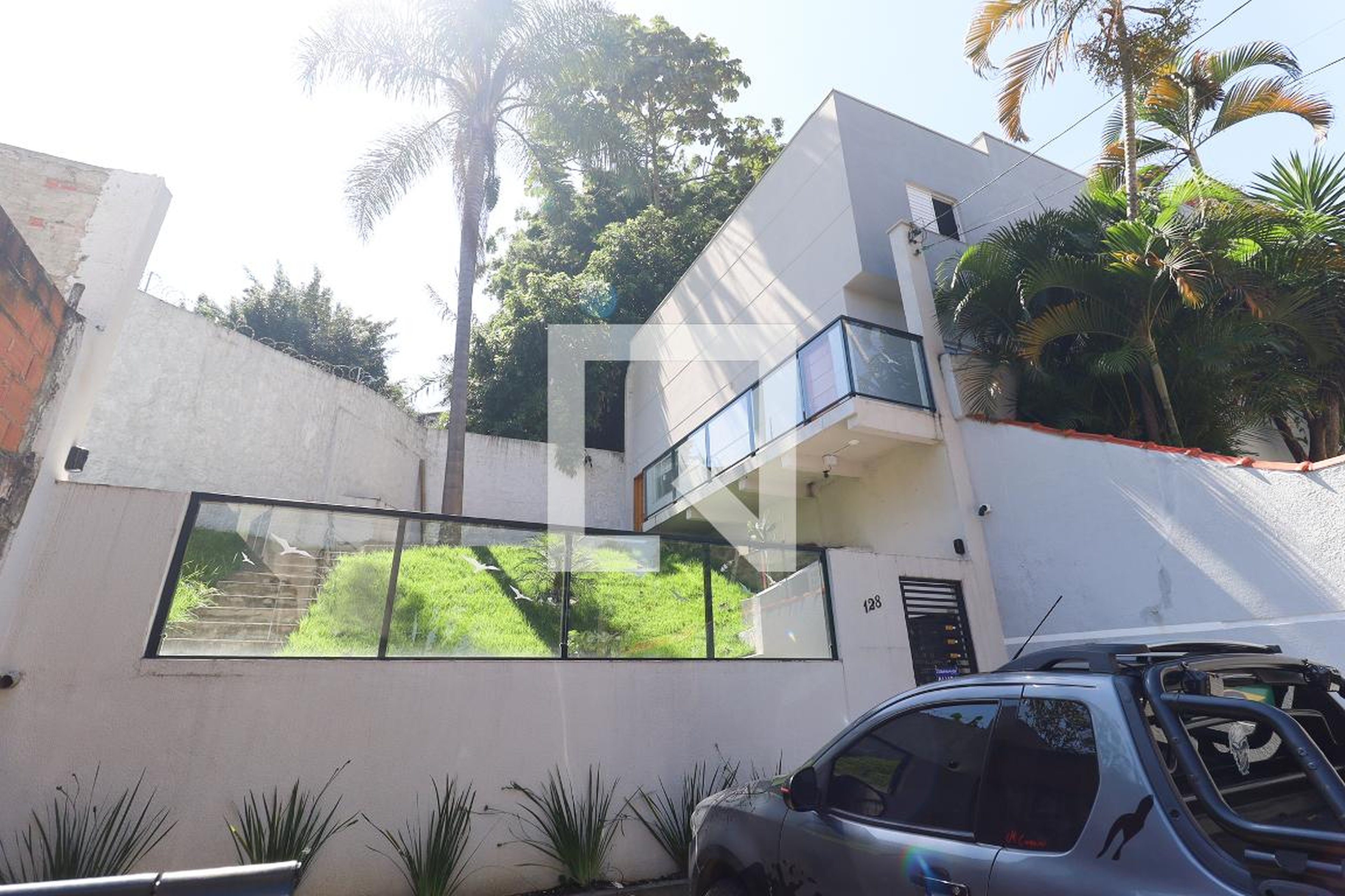 Fachada Condomínio em Rua Regina Íris, 128