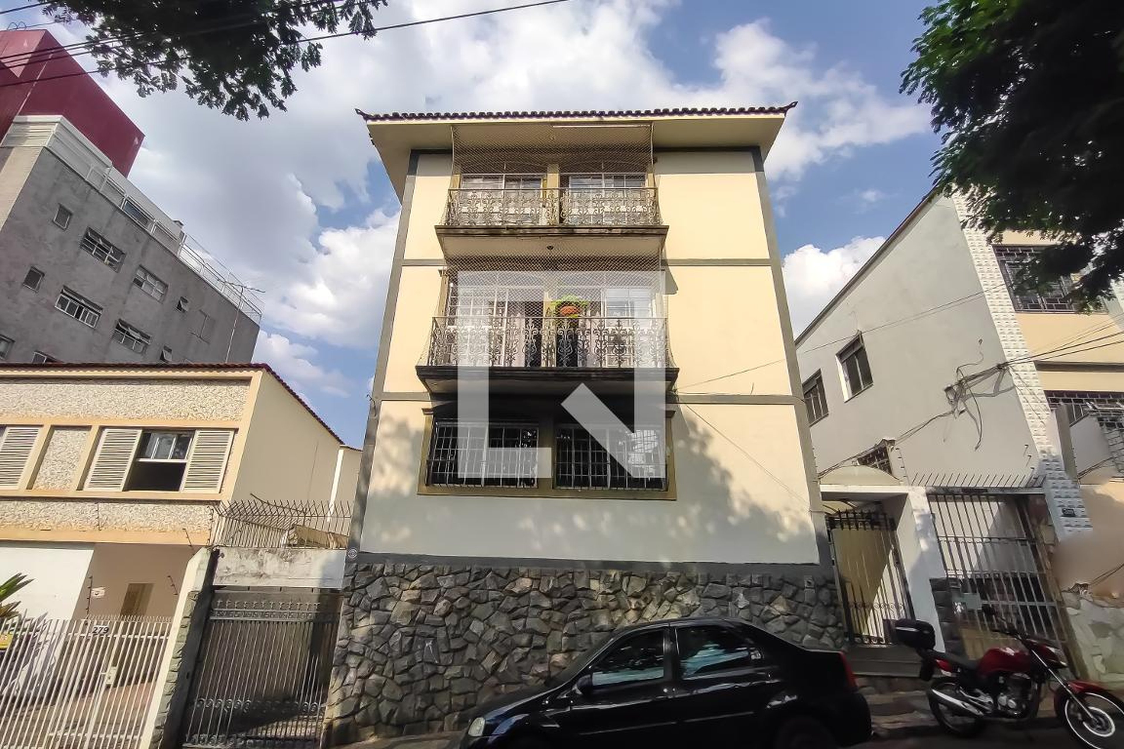 Fachada Condomínio em Rua Quintiliano Silva, 297