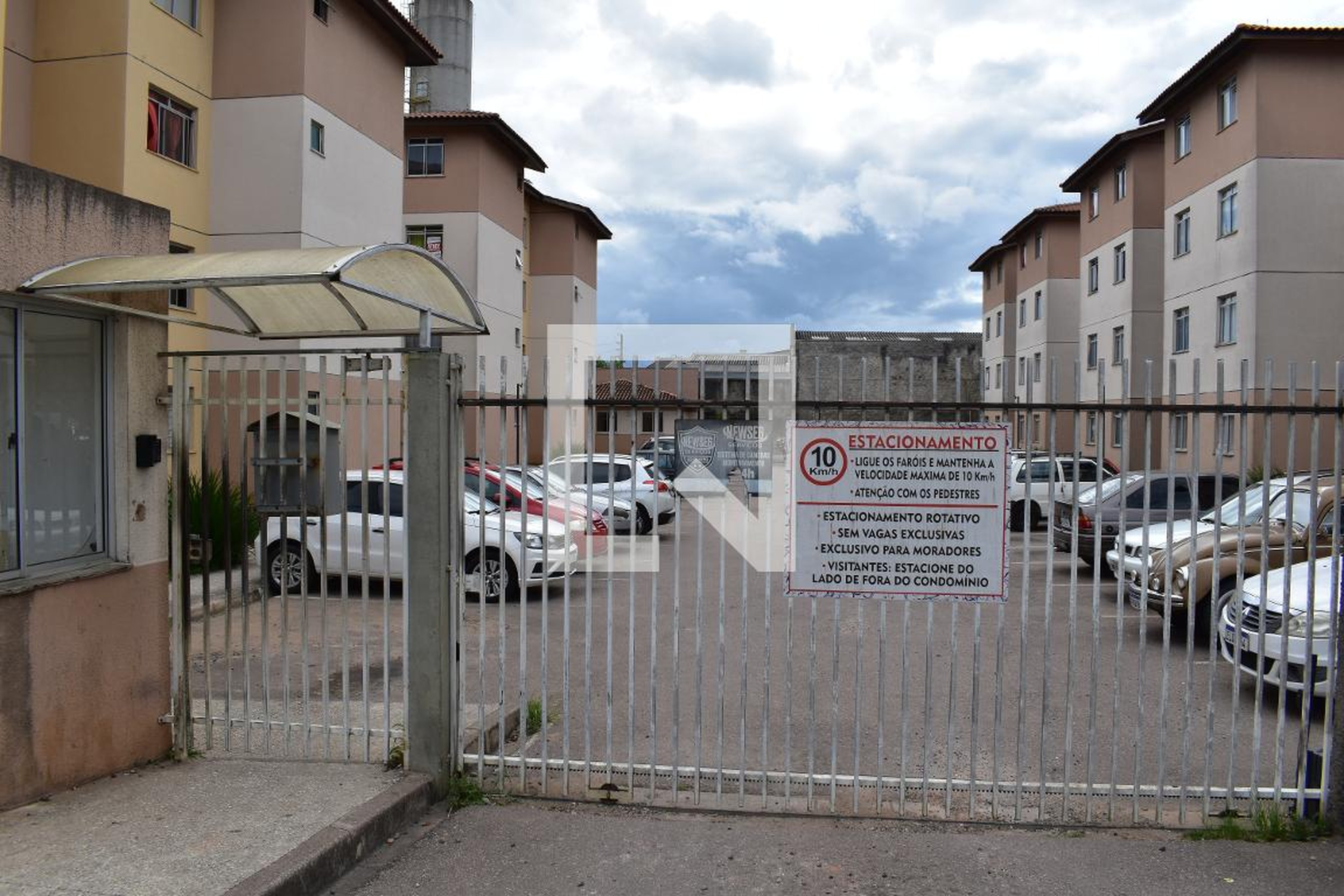 Fachada do condomínio Condomínio em Rua Lamenha Lins, 3480