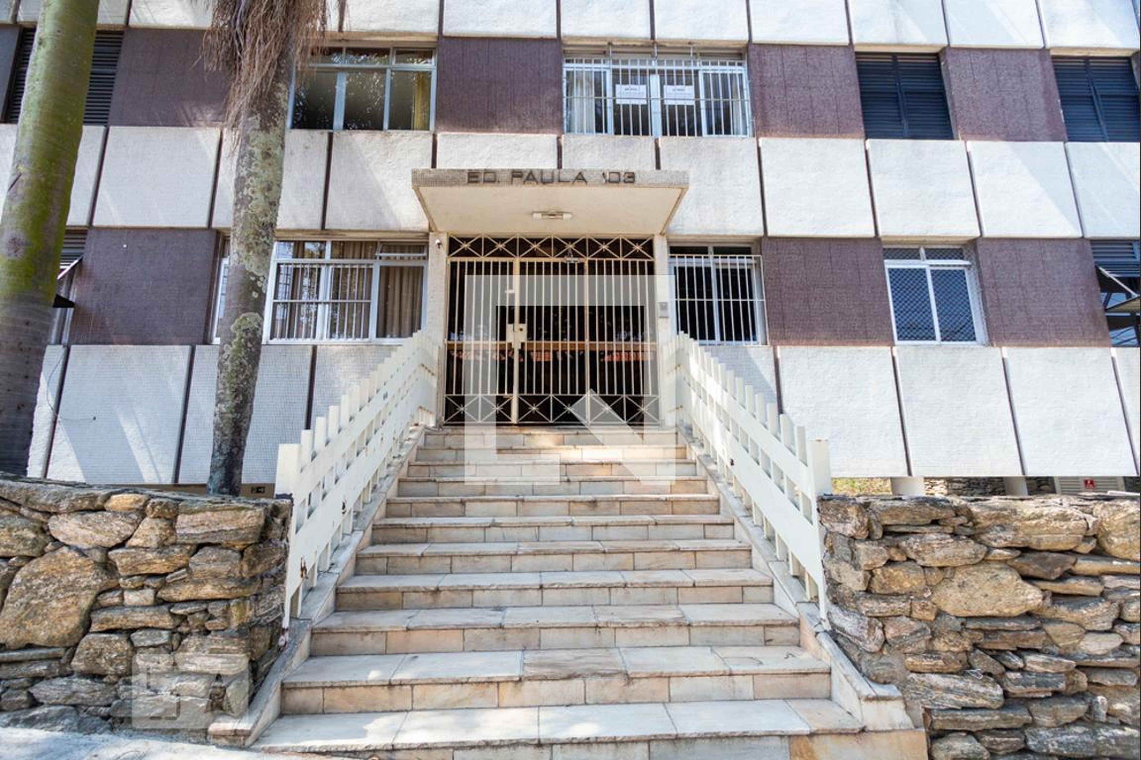 Fachada Condomínio em Rua Caperuçu, 103