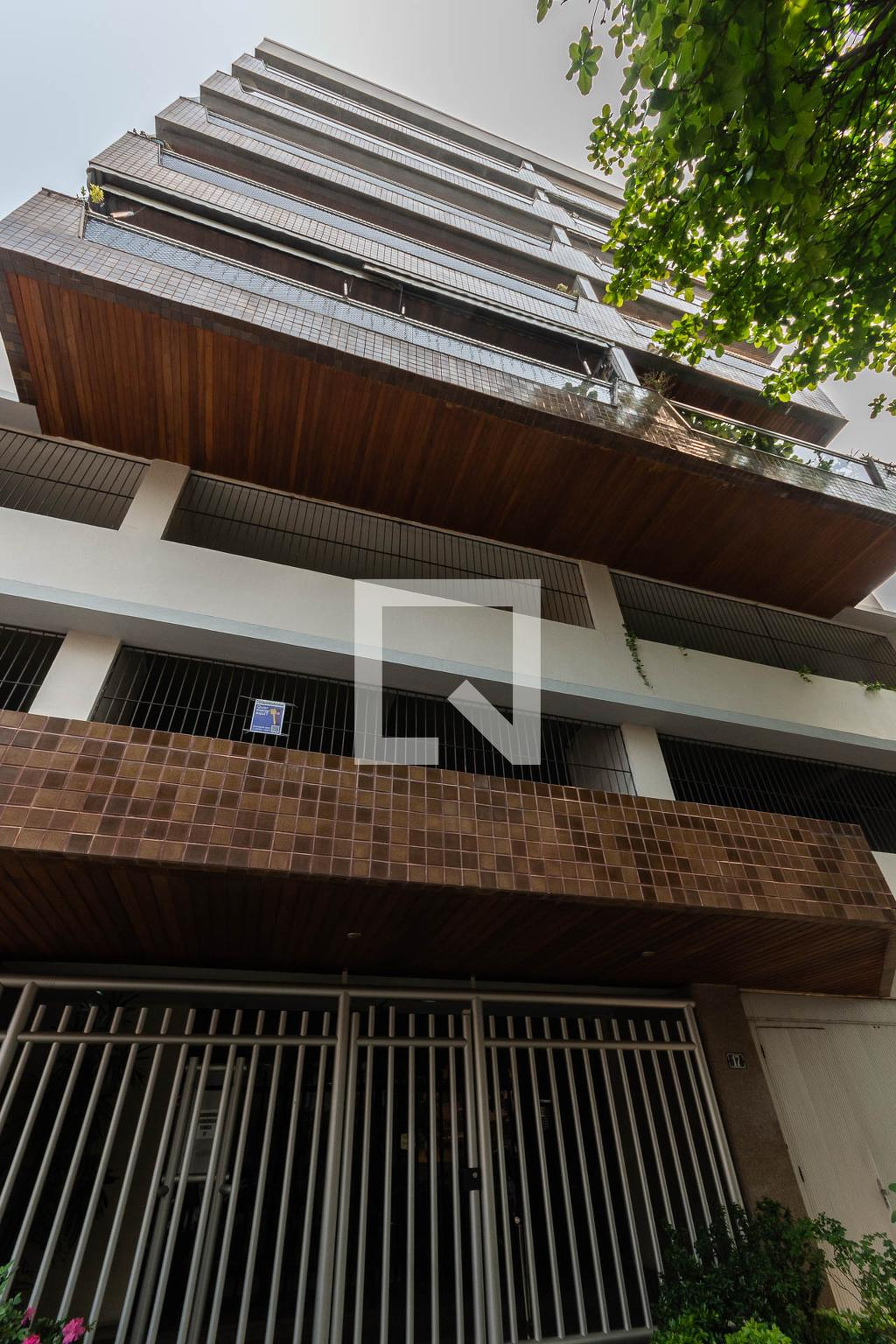 Fachada Condomínio em Rua Pontes Correia, 17