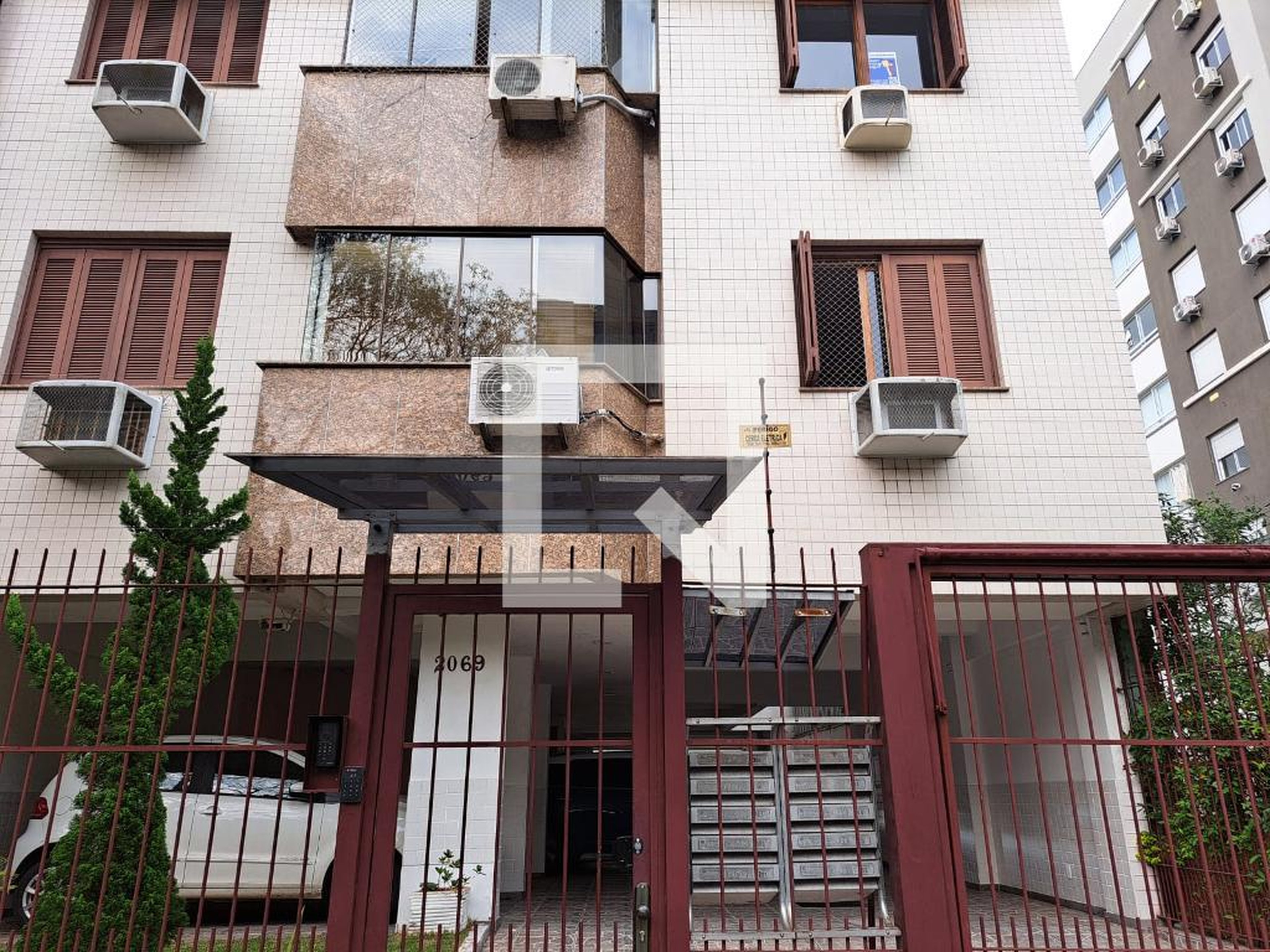 Fachada Condomínio em Rua General Couto de Magalhães, 2069