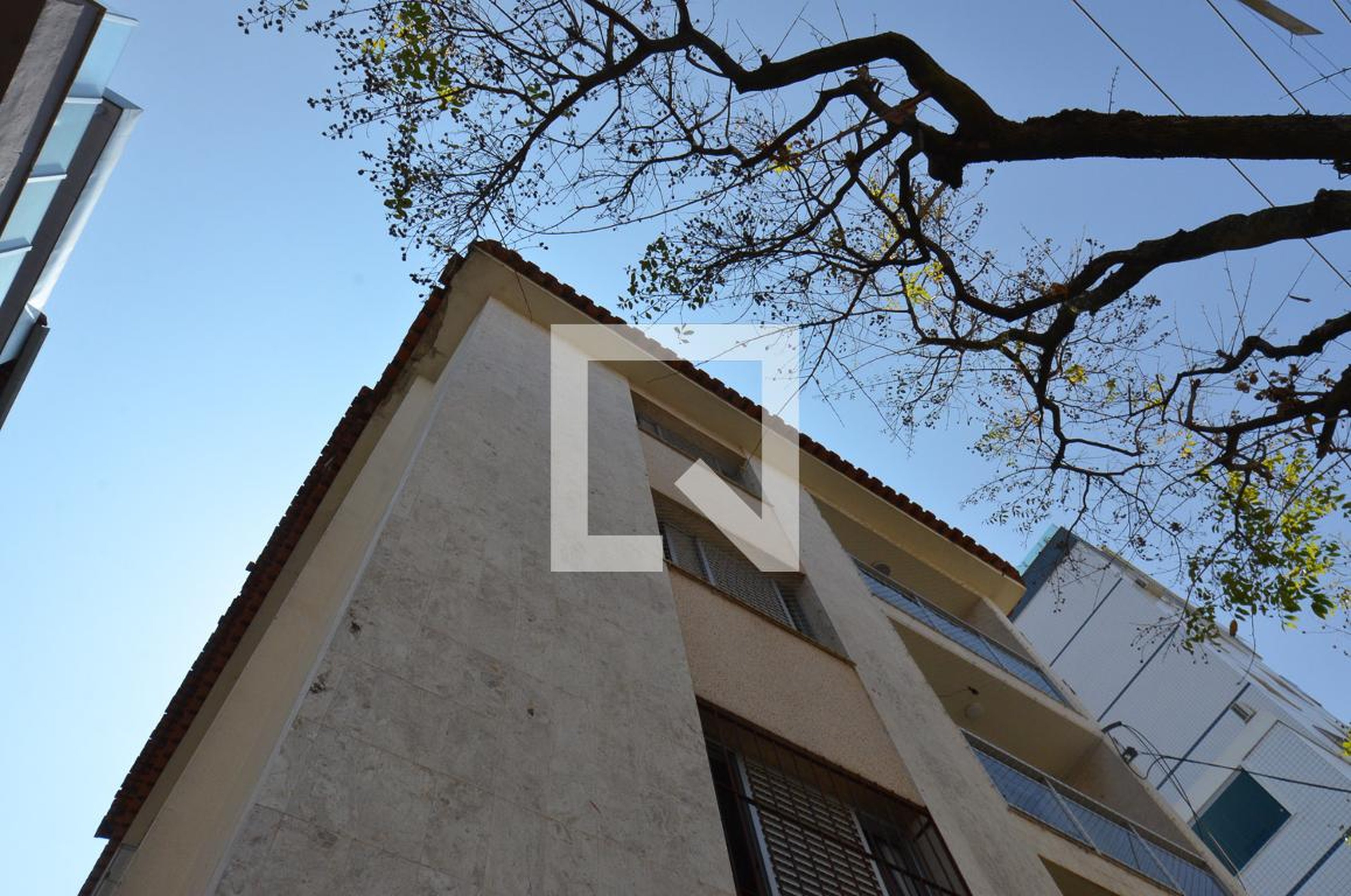 Fachada Condomínio em Rua Pitt, 695