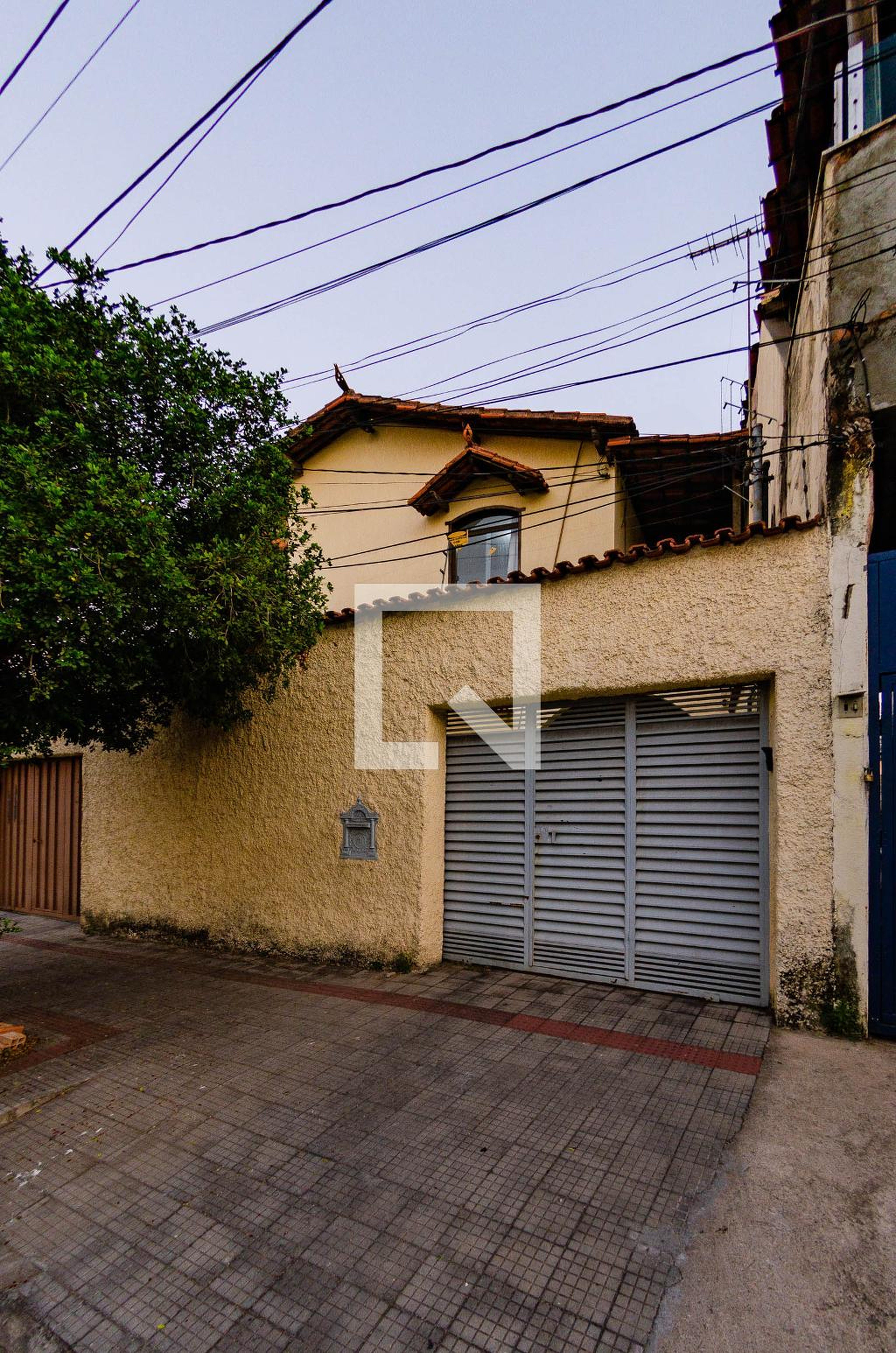 Fachada Condomínio em Rua Cornélio Cerqueira, 21