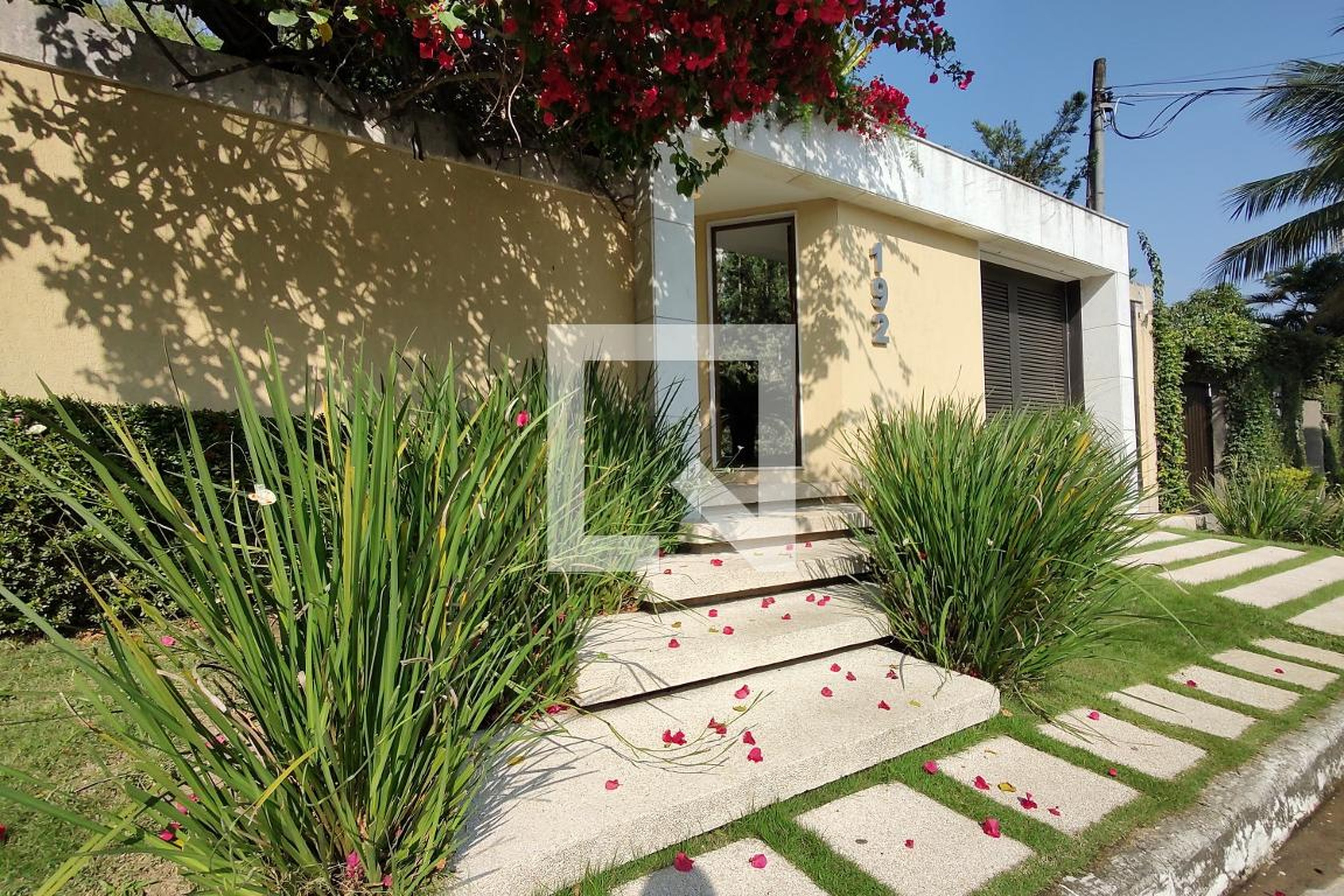 Fachada Condomínio em Rua Aroeira, 192