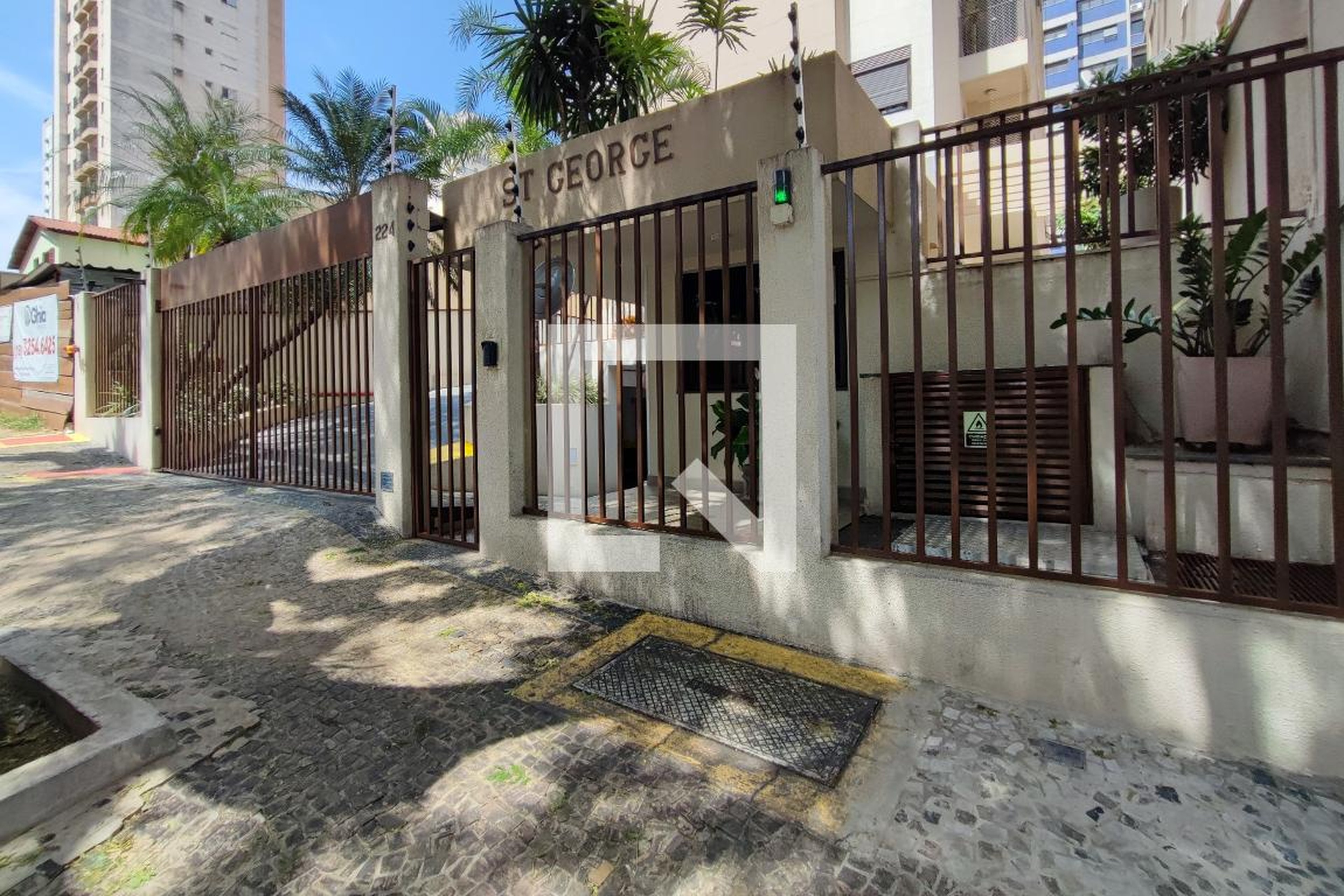 Fachada do Condomínio Condomínio Saint George