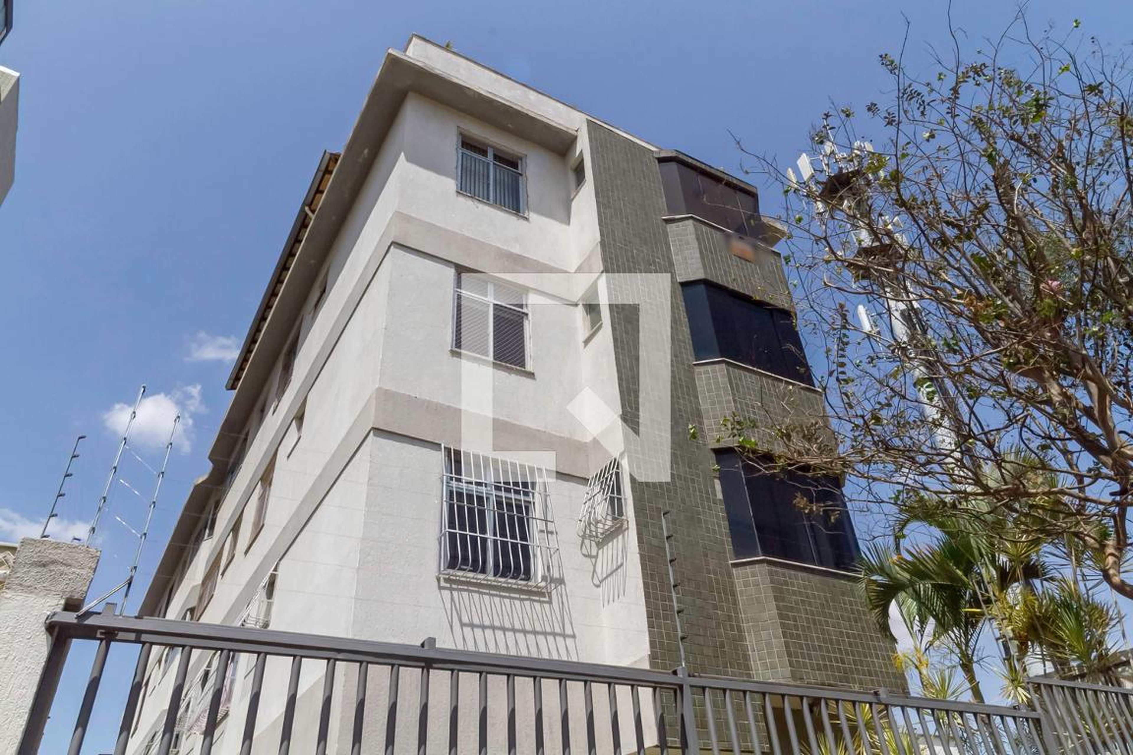 Fachada Condomínio em Rua Pedrogão Pequeno, 77