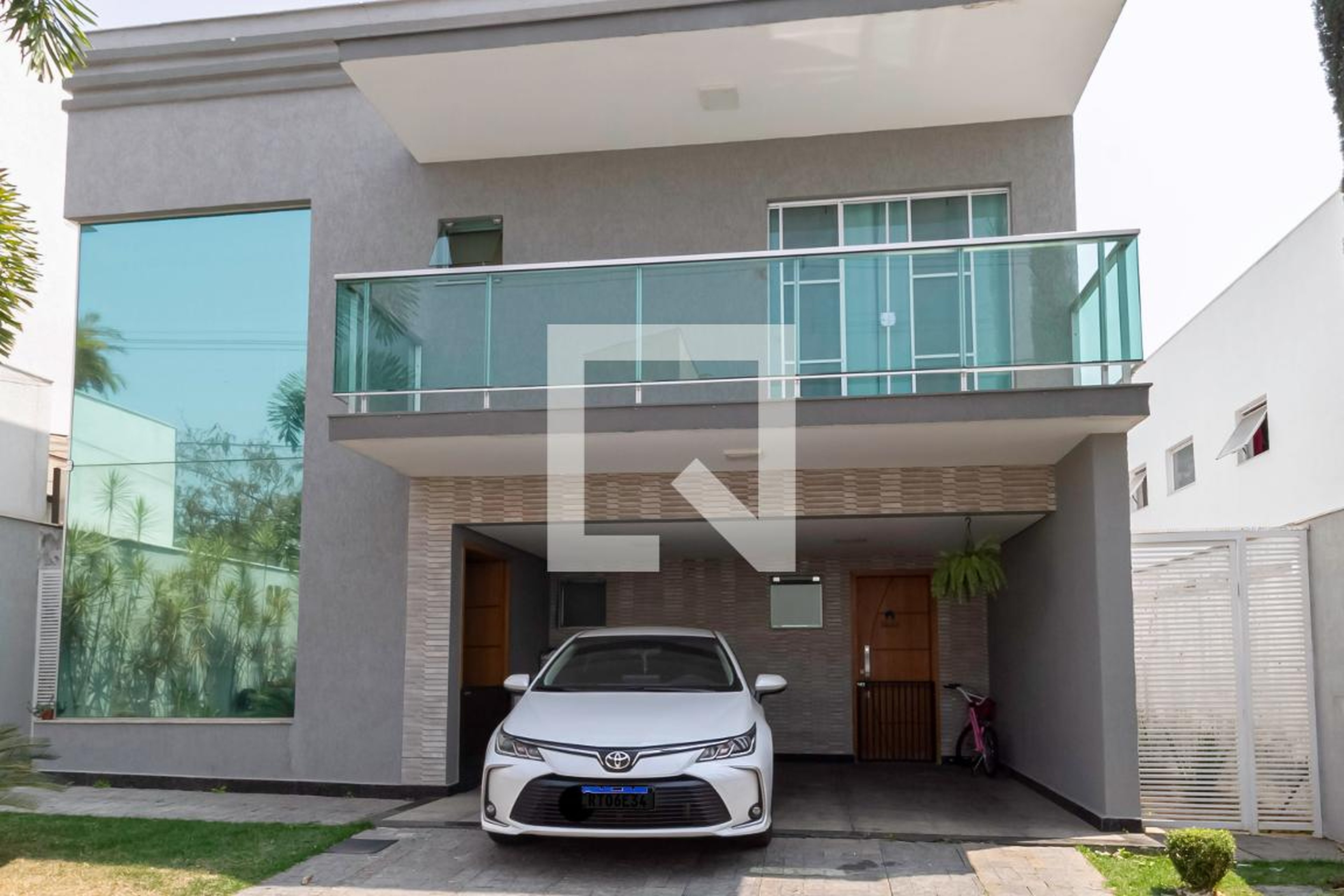 Fachada Condomínio em Rua Gardênia, 358