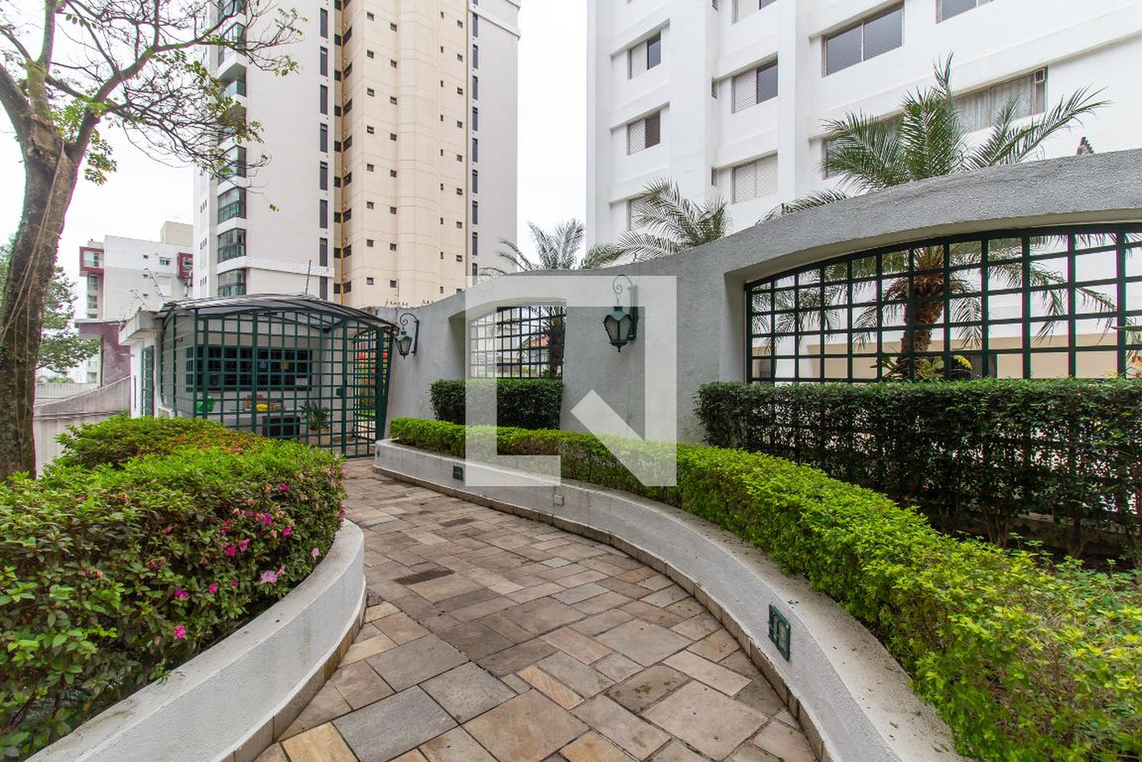 Fachada Condomínio em Rua Jorge Americano, 308