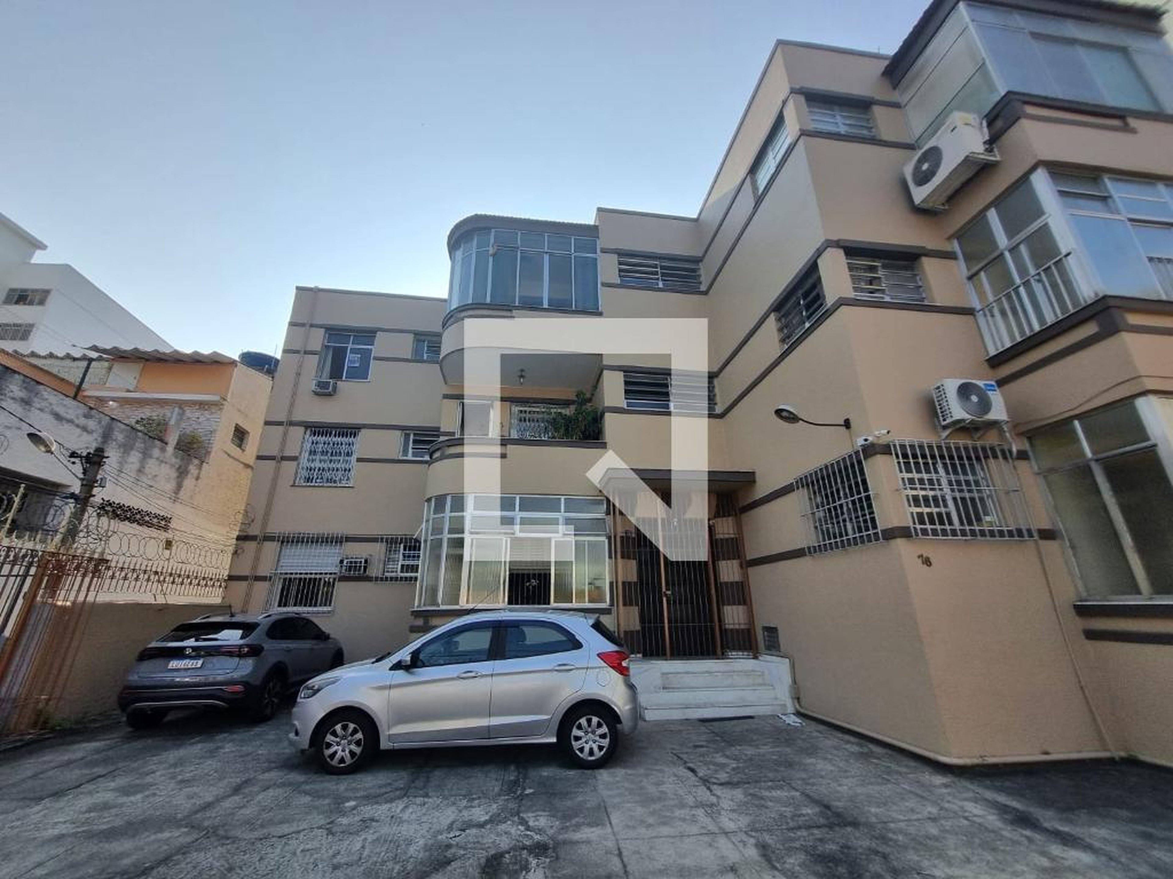 Fachada Condomínio em Rua Ferreira Pontes, 76