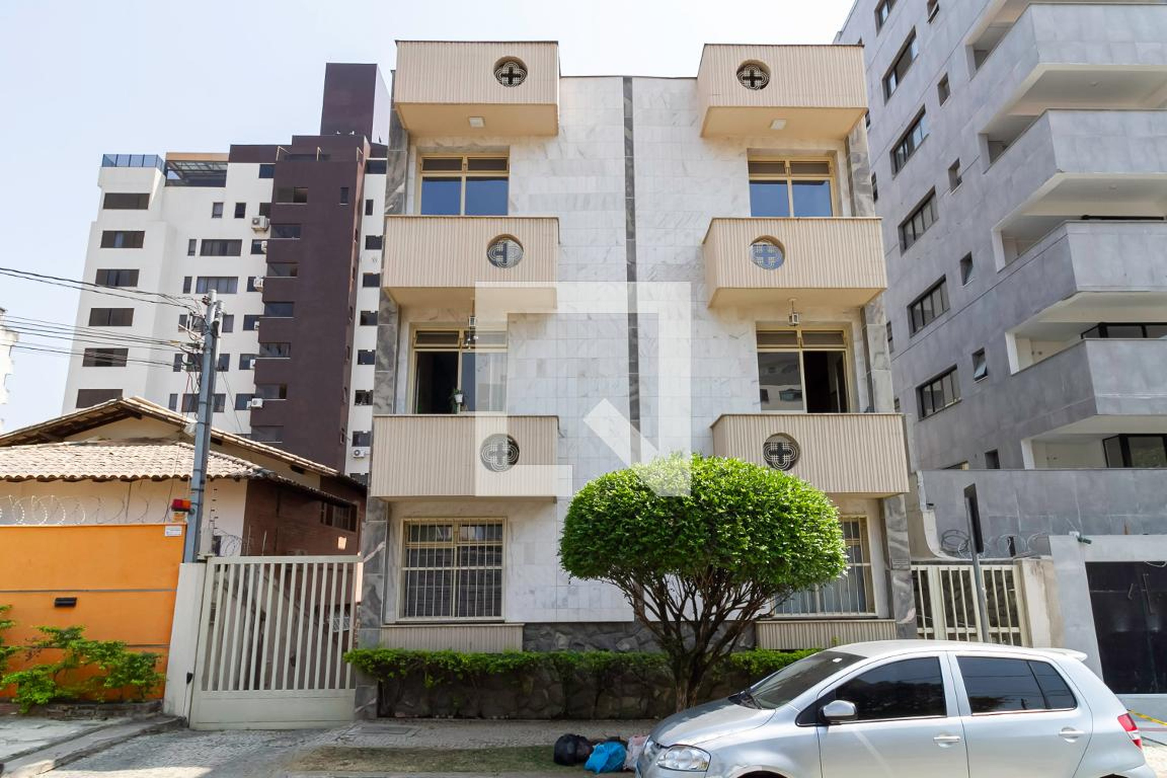 Fachada Condomínio em Rua Roquete Mendonça, 112