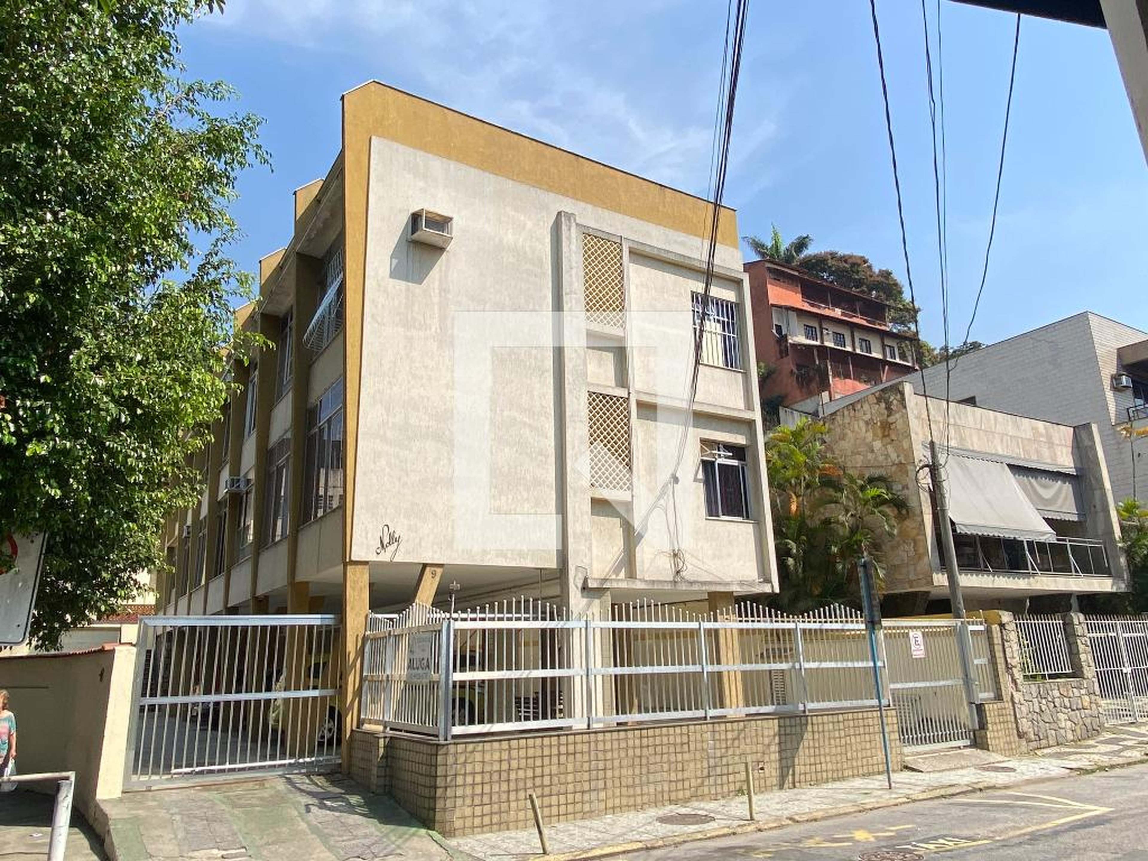 Fachada Condomínio em Rua Henrique Lacombe, 9