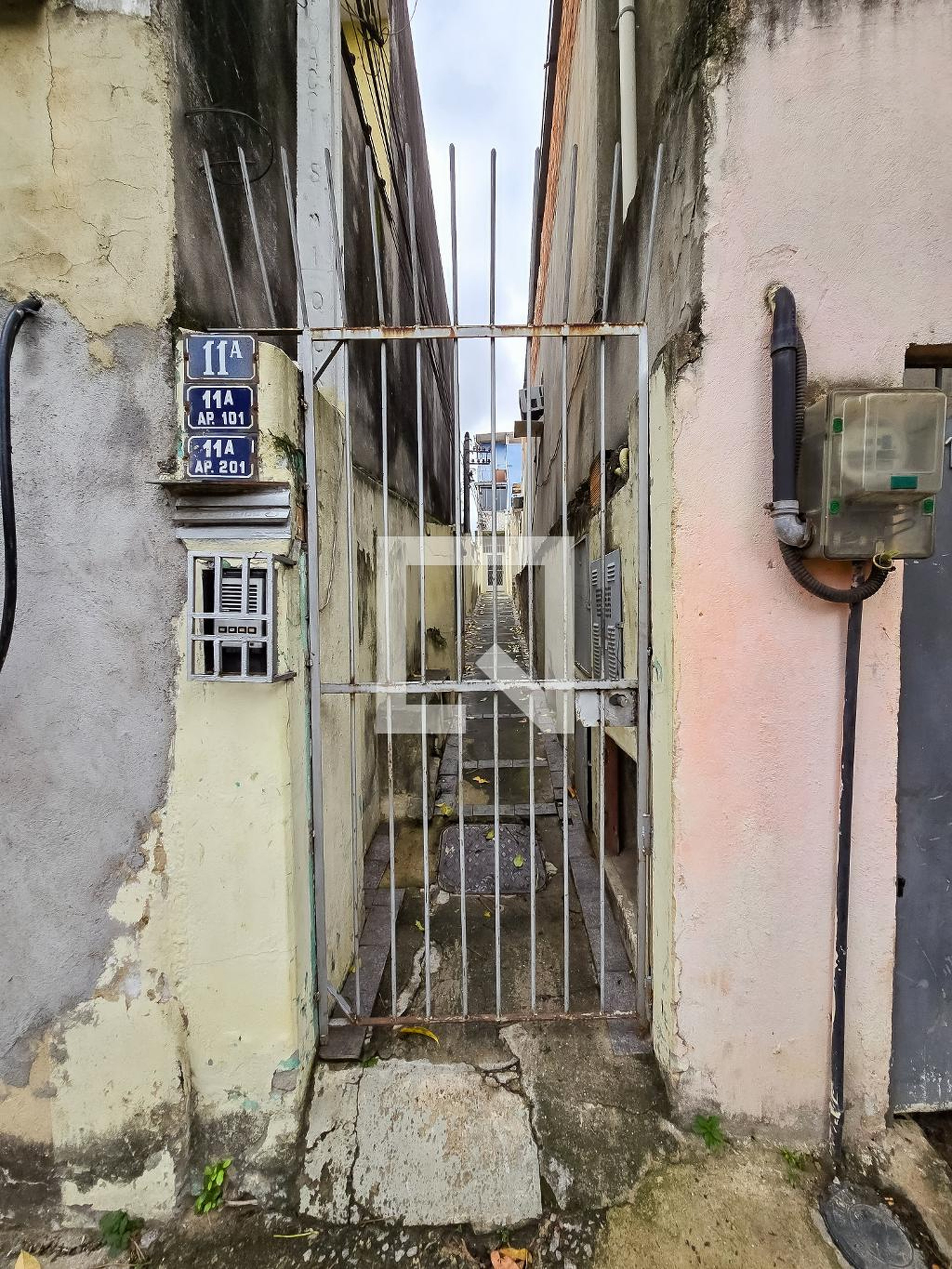 Fachada Condomínio em Rua Primo Teixeira, 11