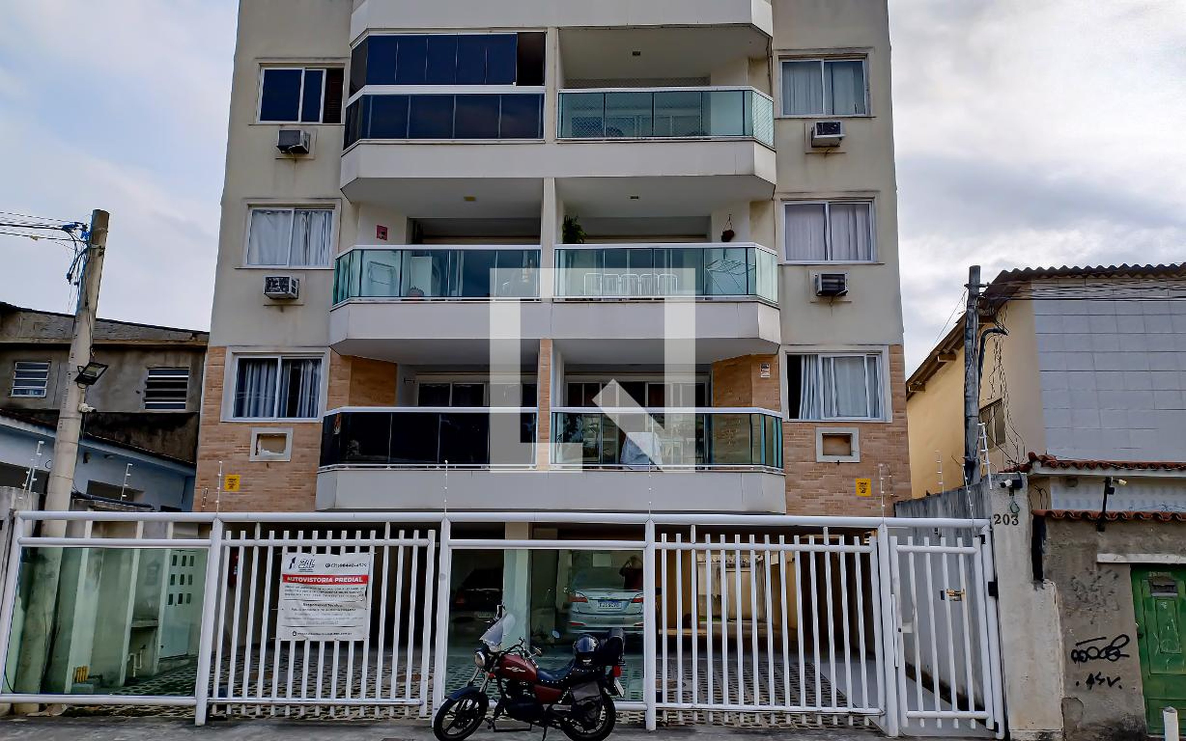 fachada Condomínio em Rua Mandina, 203