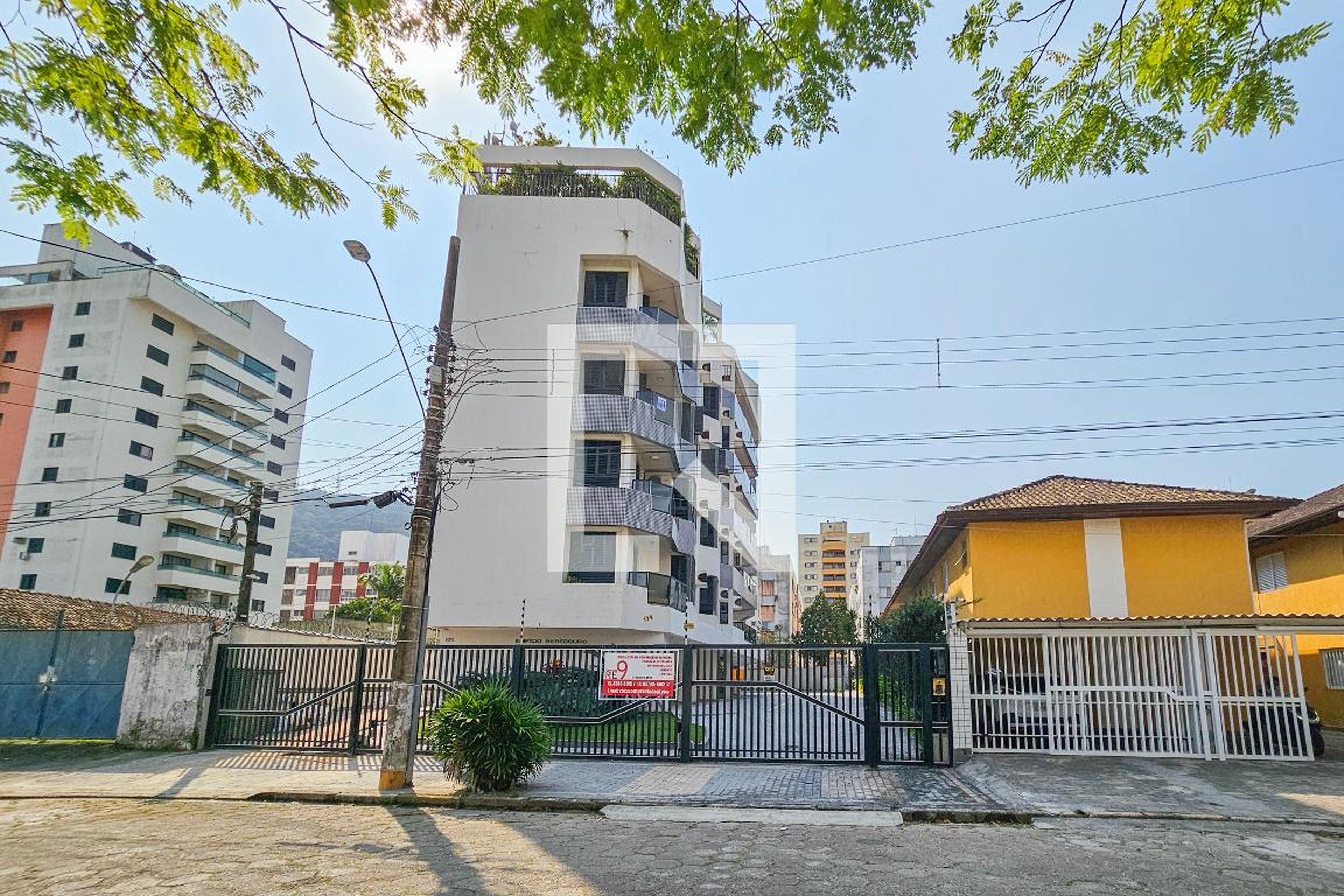 Fachada Condomínio em Rua Romão Salgado, 171