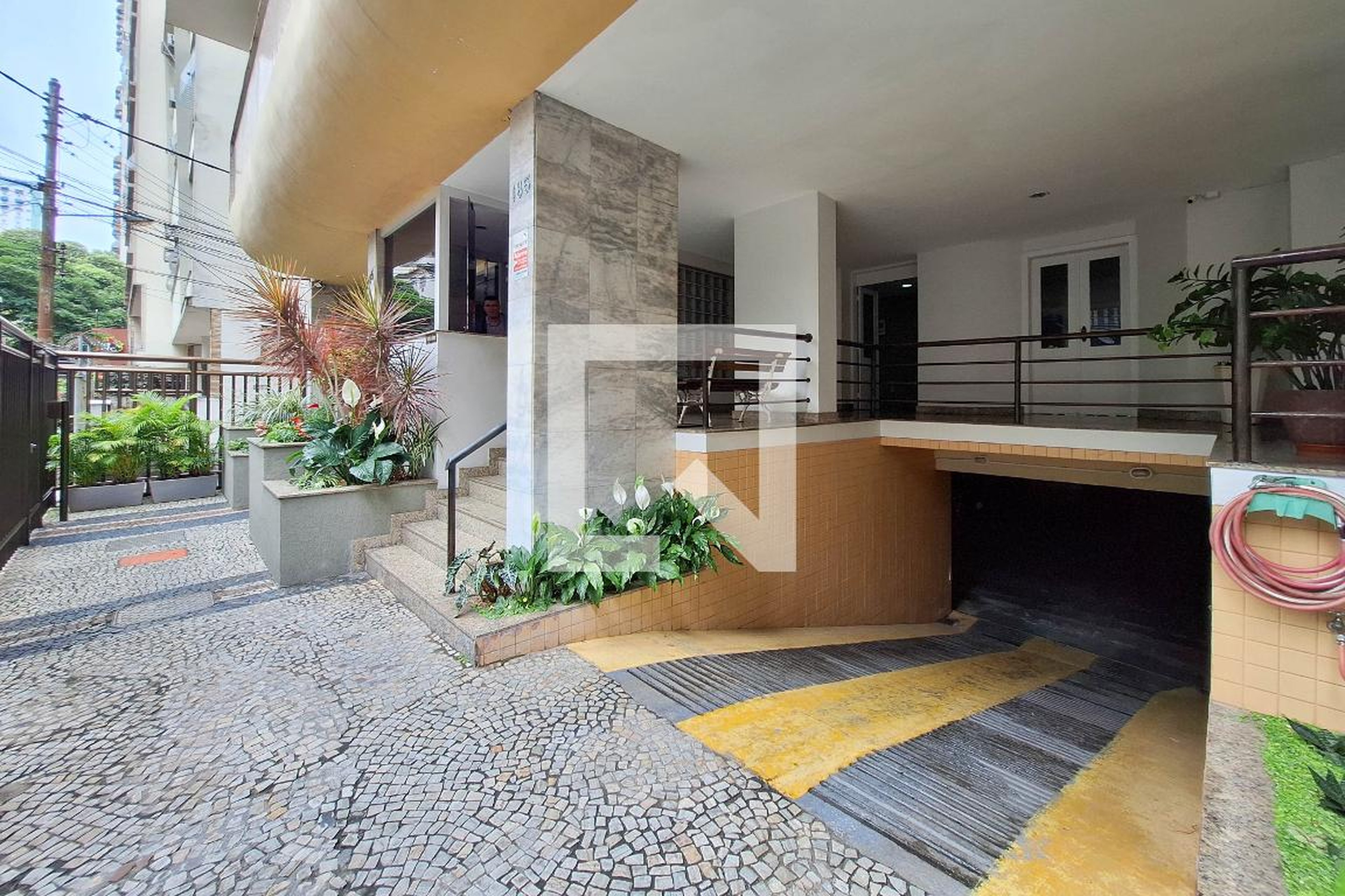 Fachada Condomínio em R. Gen. Pereira da Silva, 185