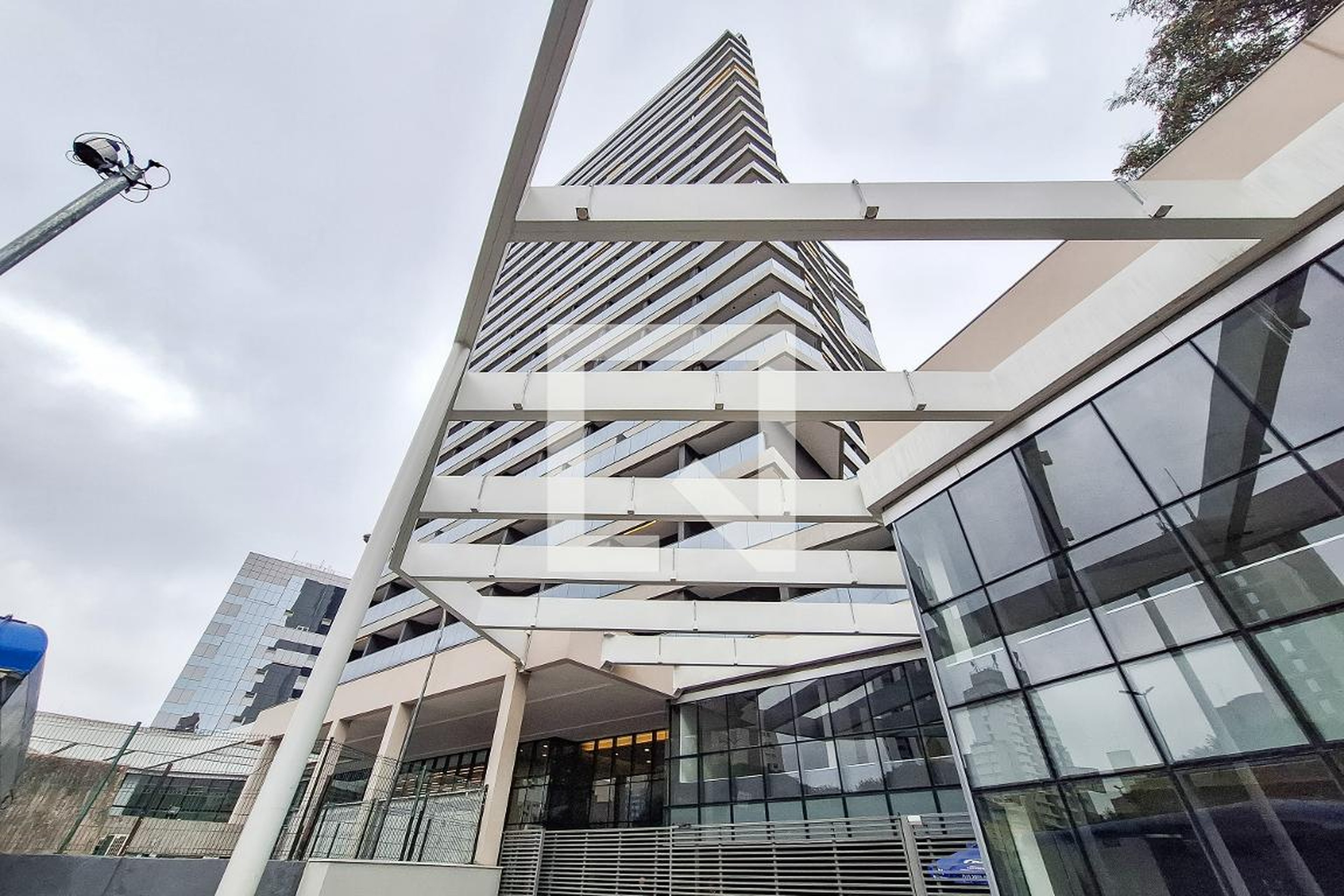 Fachada Condomínio em Rua Correia Dias, 40