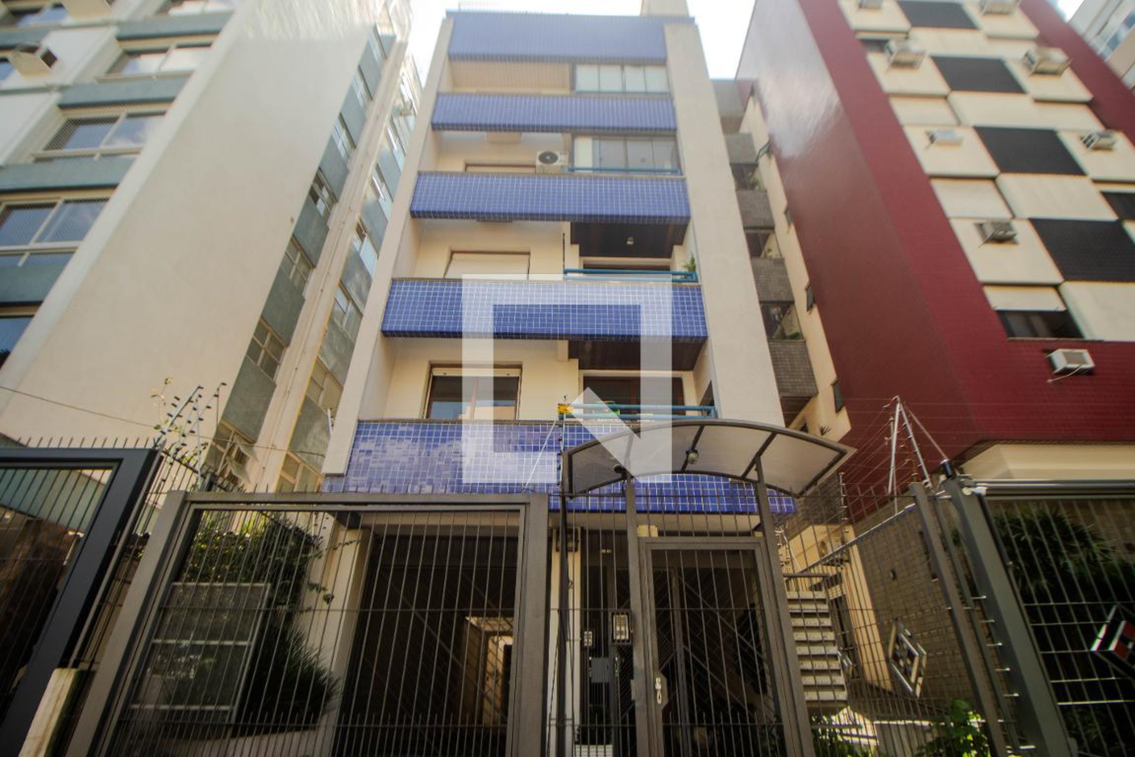 Fachada Condomínio em Rua Henrique Dias, 182