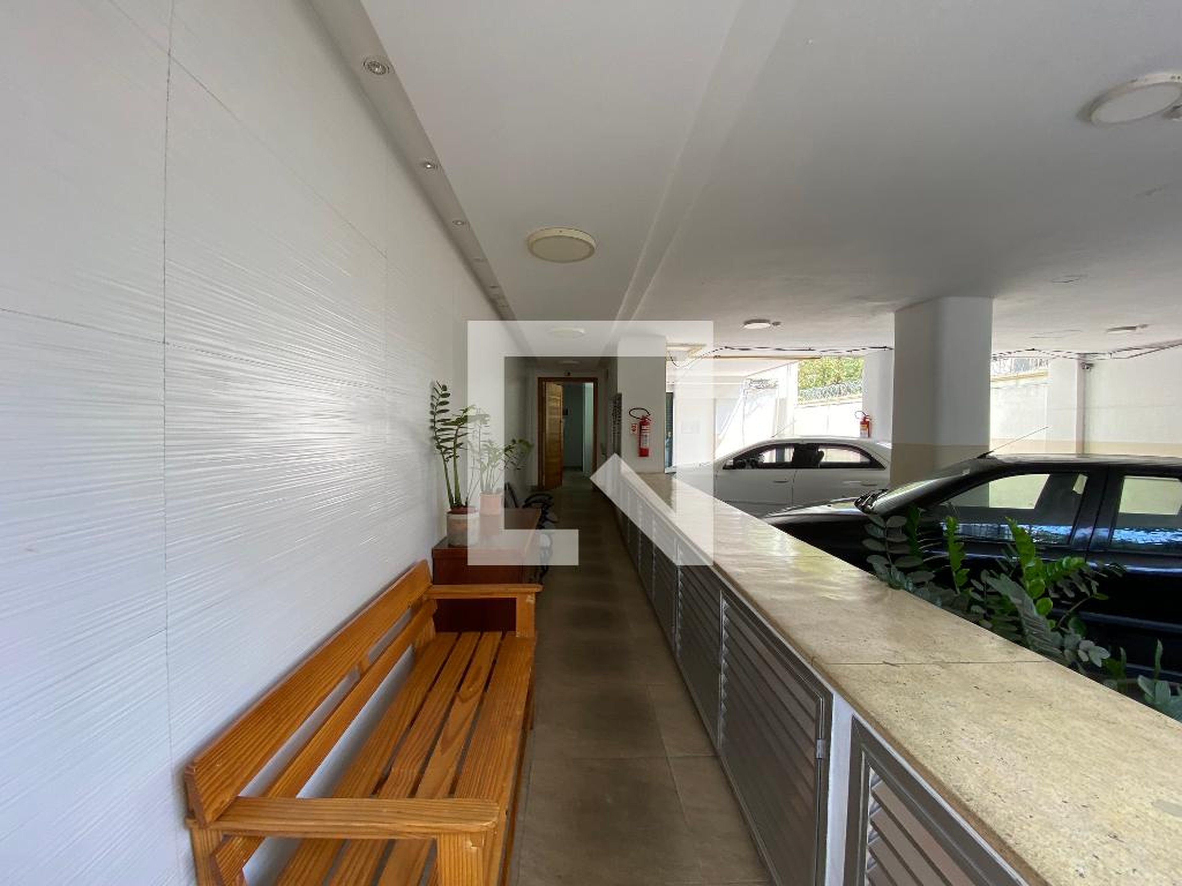 Hall de entrada Condomínio em Rua Alice Figueiredo, 30