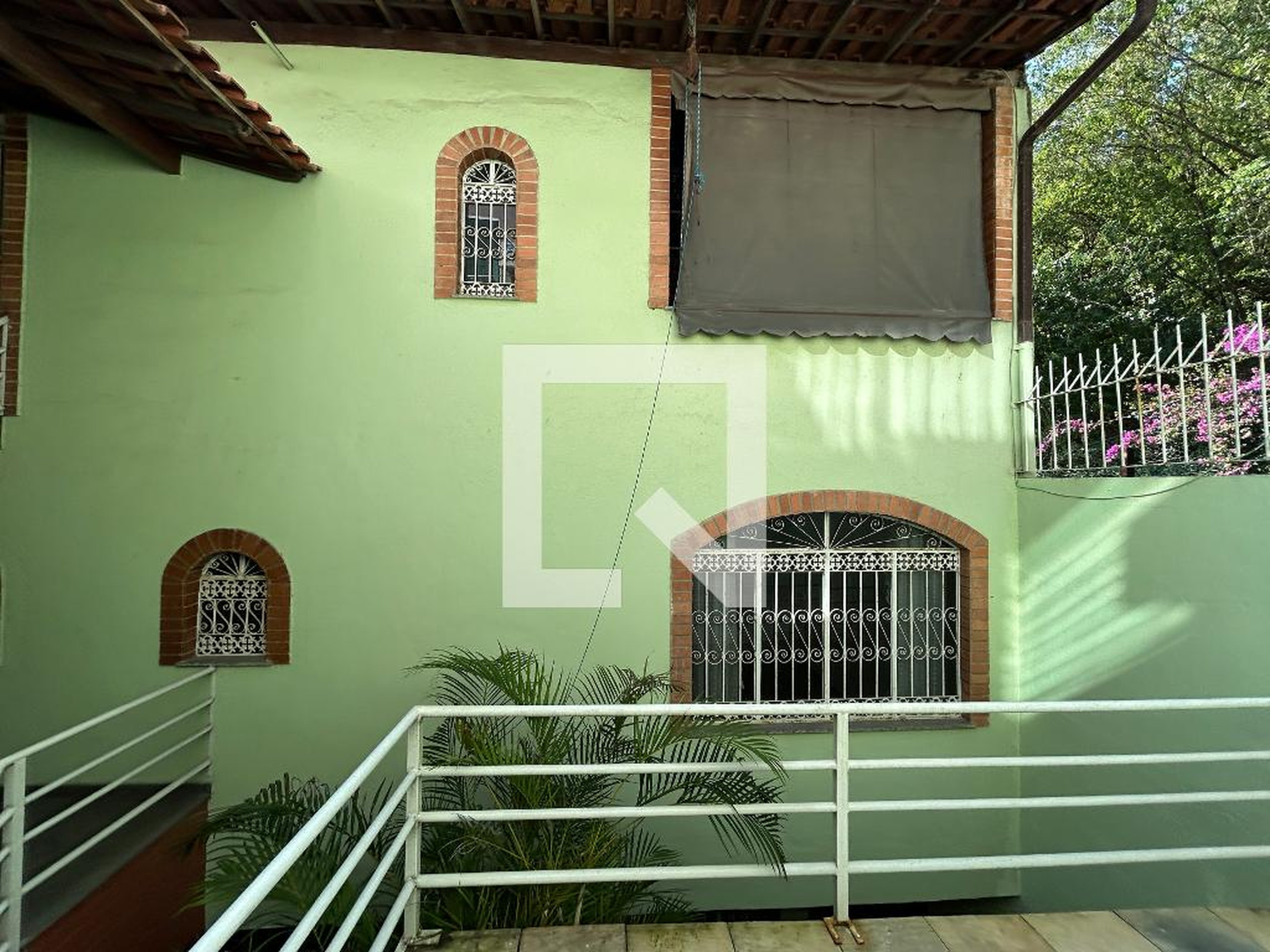 Fachada Condomínio em Rua das Rosas, 859