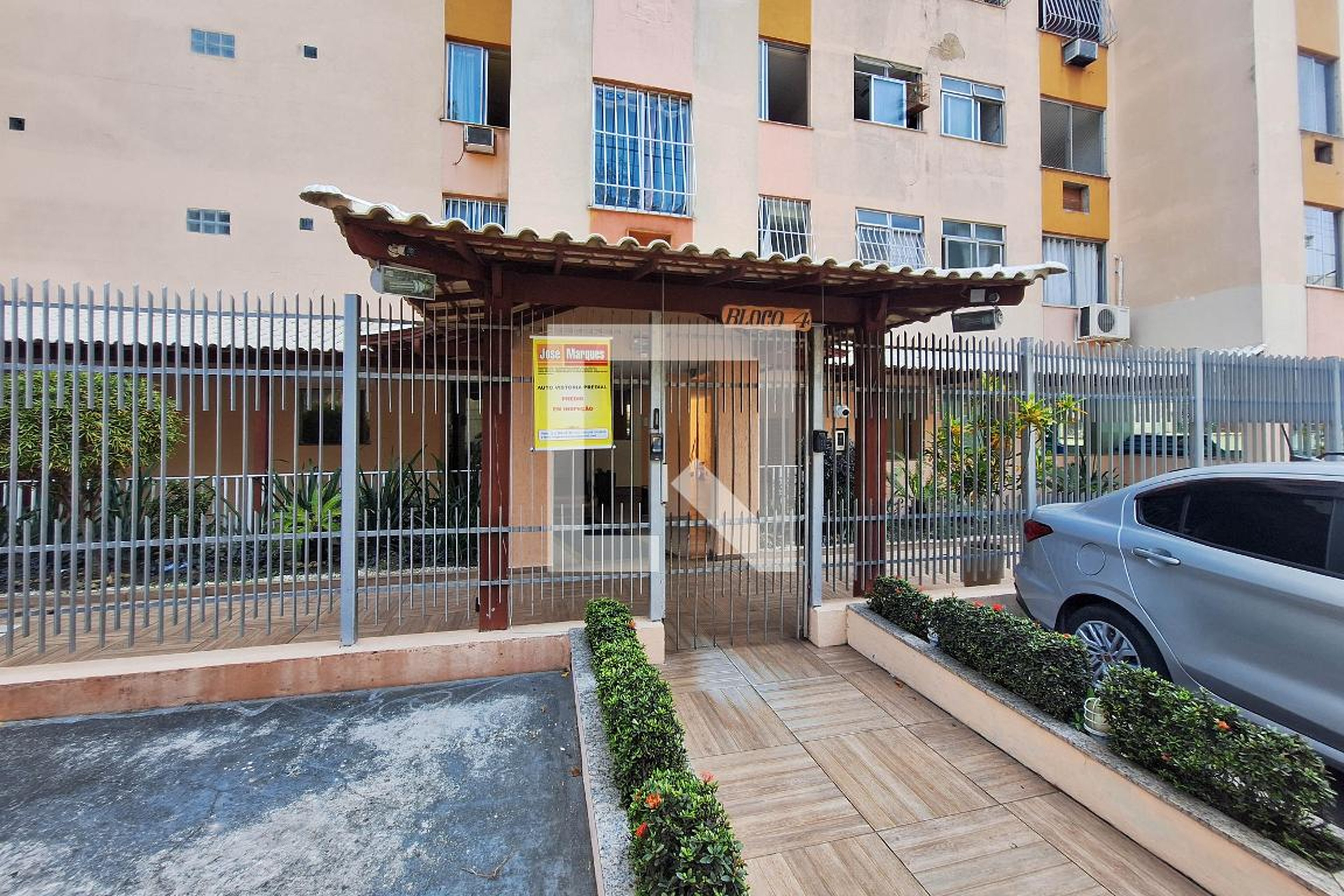 Fachada Condomínio em Rua Riodades, 803