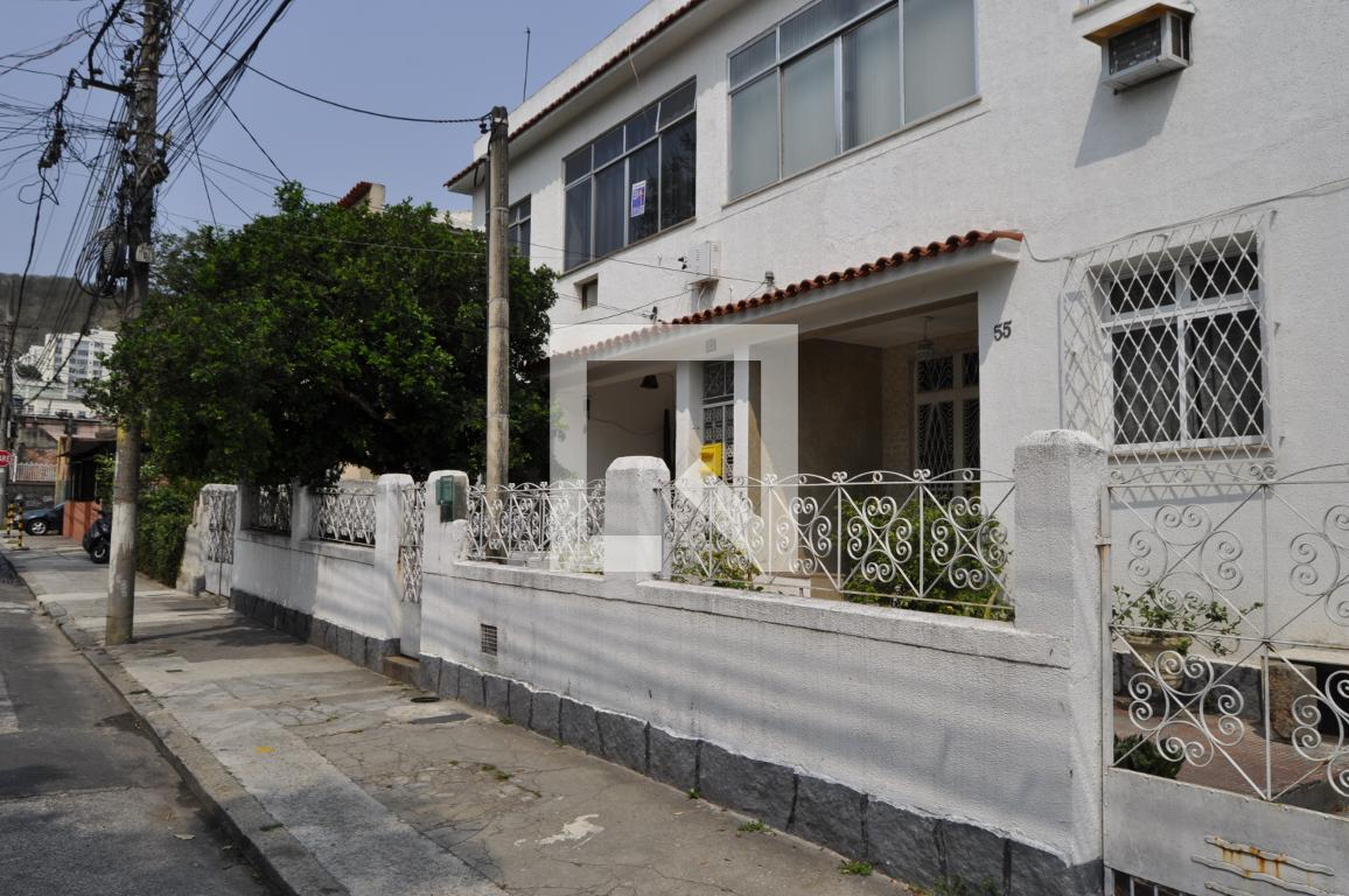 Fachada Condomínio em Rua Almirante Ari Parreiras, 55