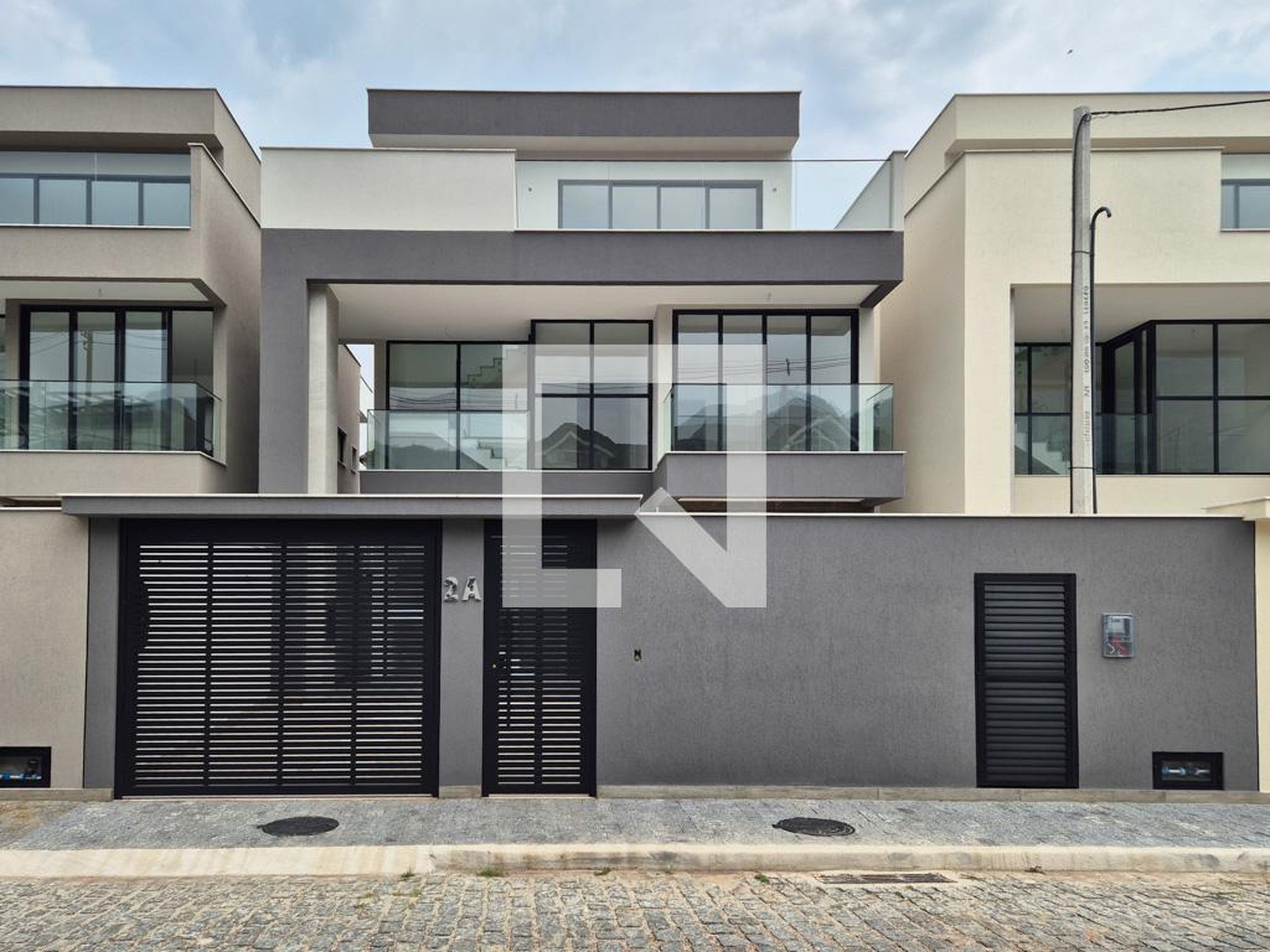 Fachada Condomínio em Rua João Marquês Cadengo, 22