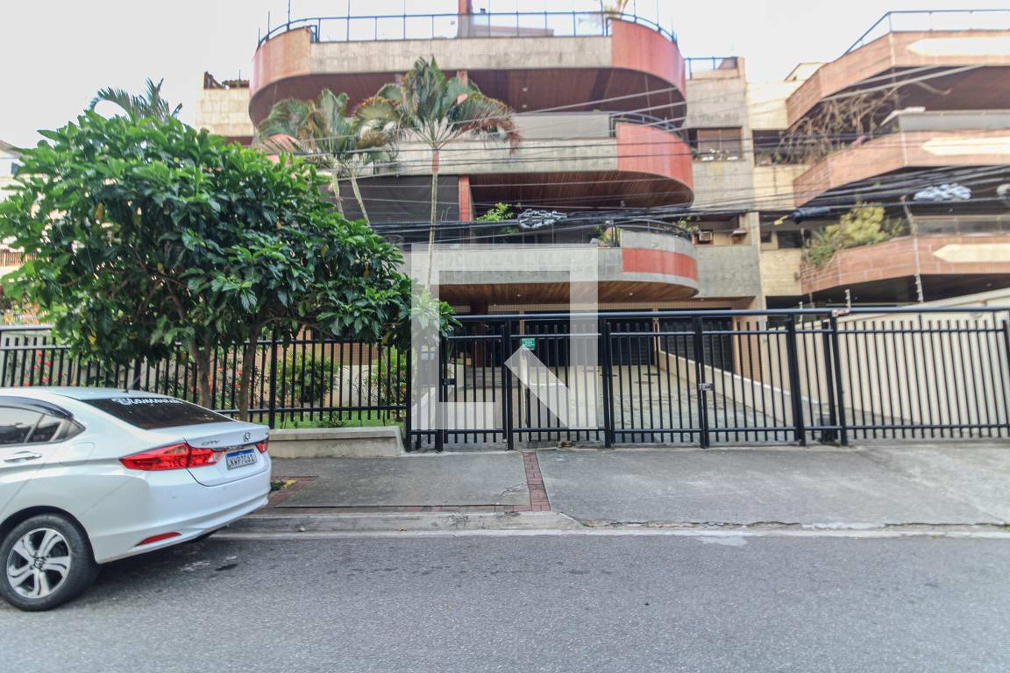 Fachada Condomínio em Rua João Barros Moreira, 50