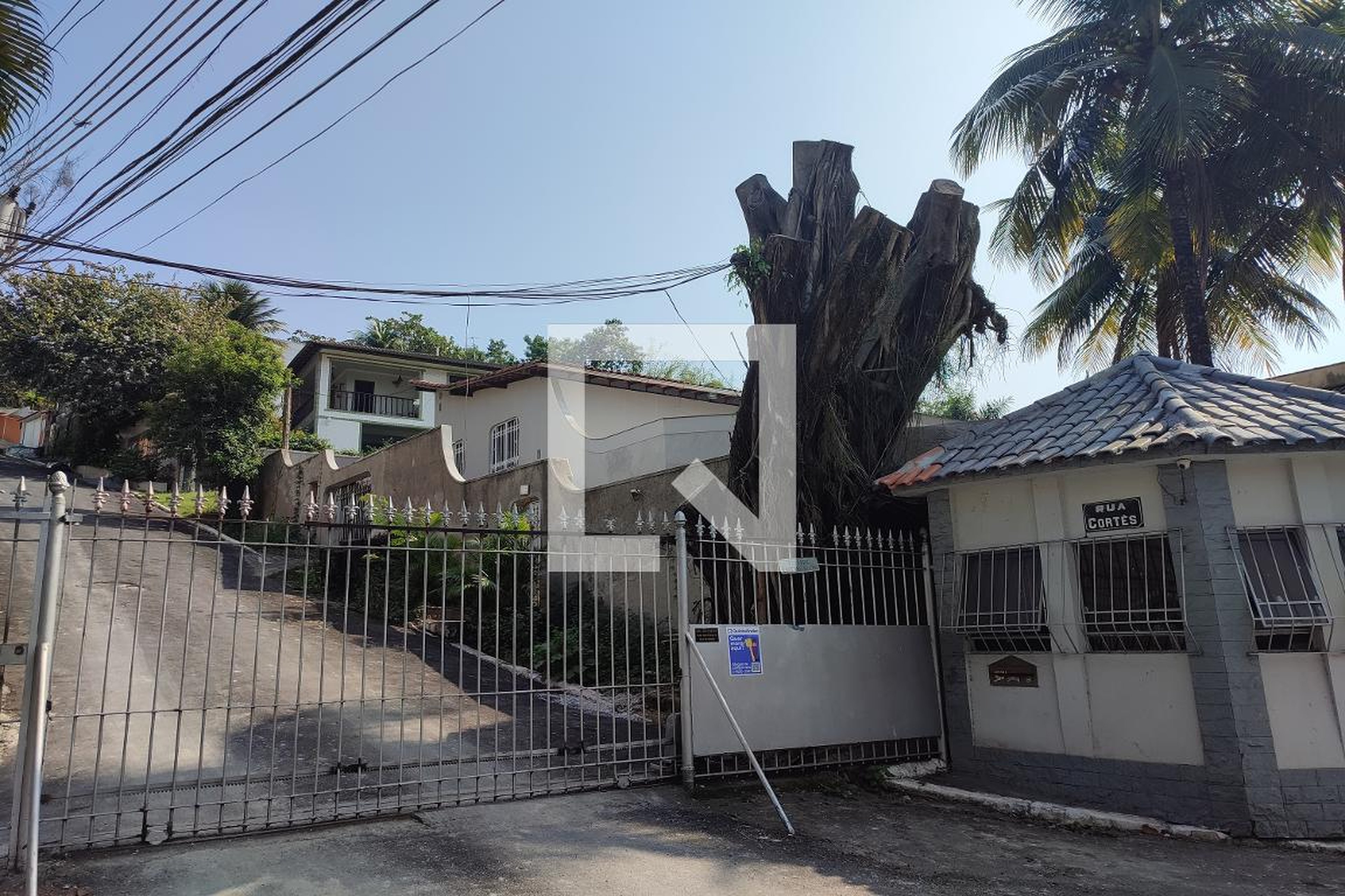 Fachada Condomínio em Rua Cortês, 75