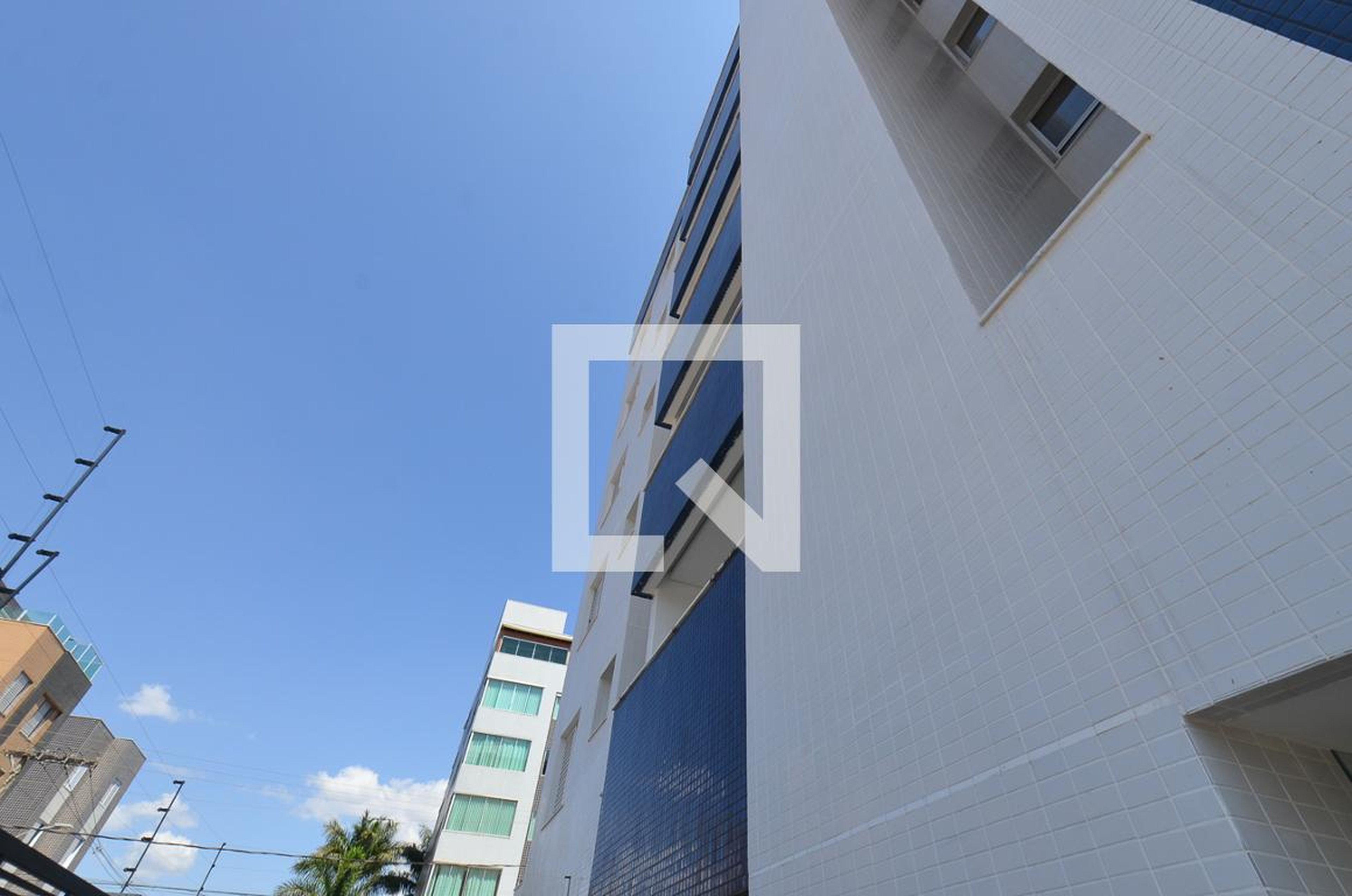 Fachada Condomínio em Rua Jornalista Lena Santos, 359