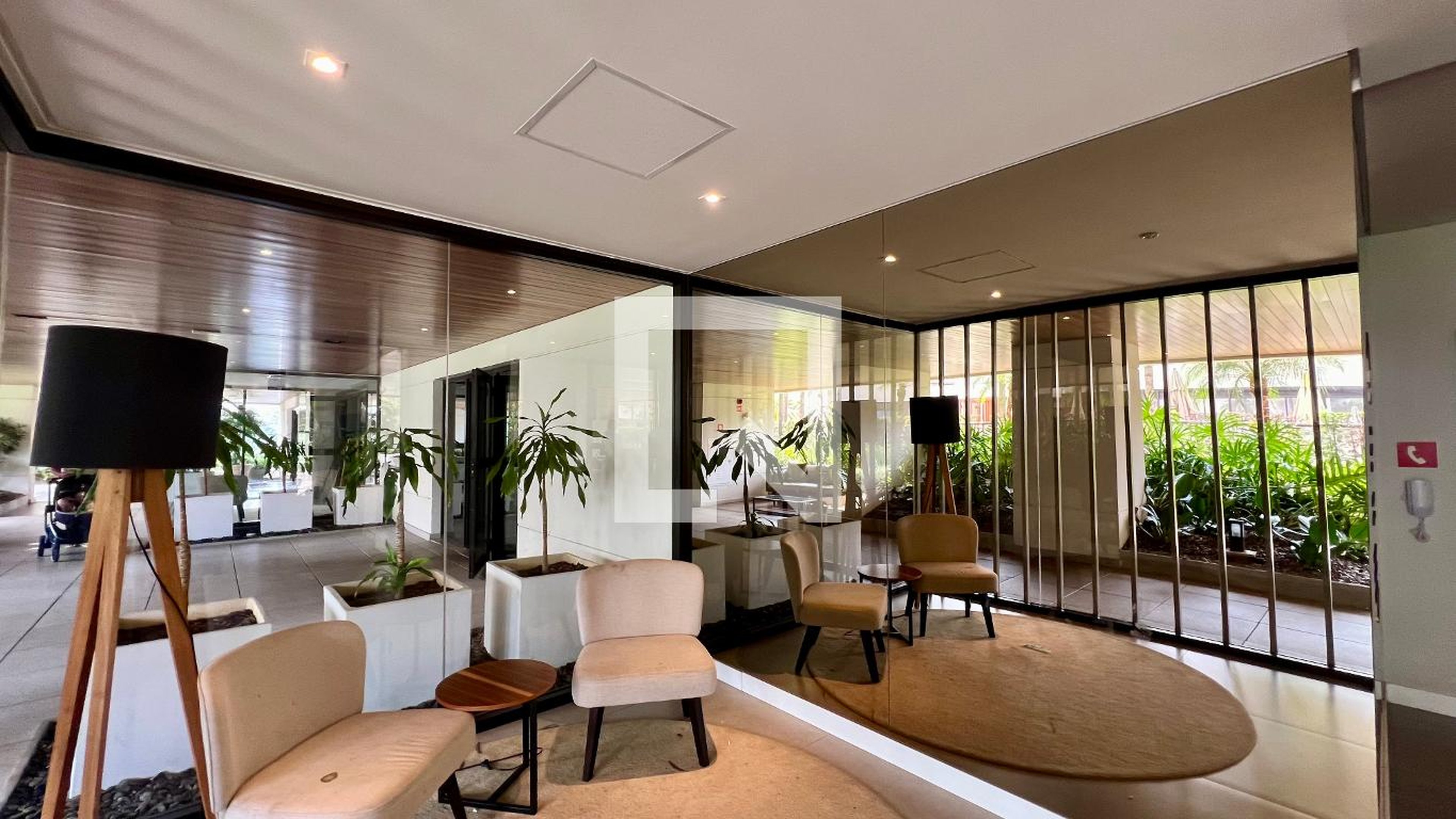 Hall de entrada Condomínio em Rua Cotoxó, 1288